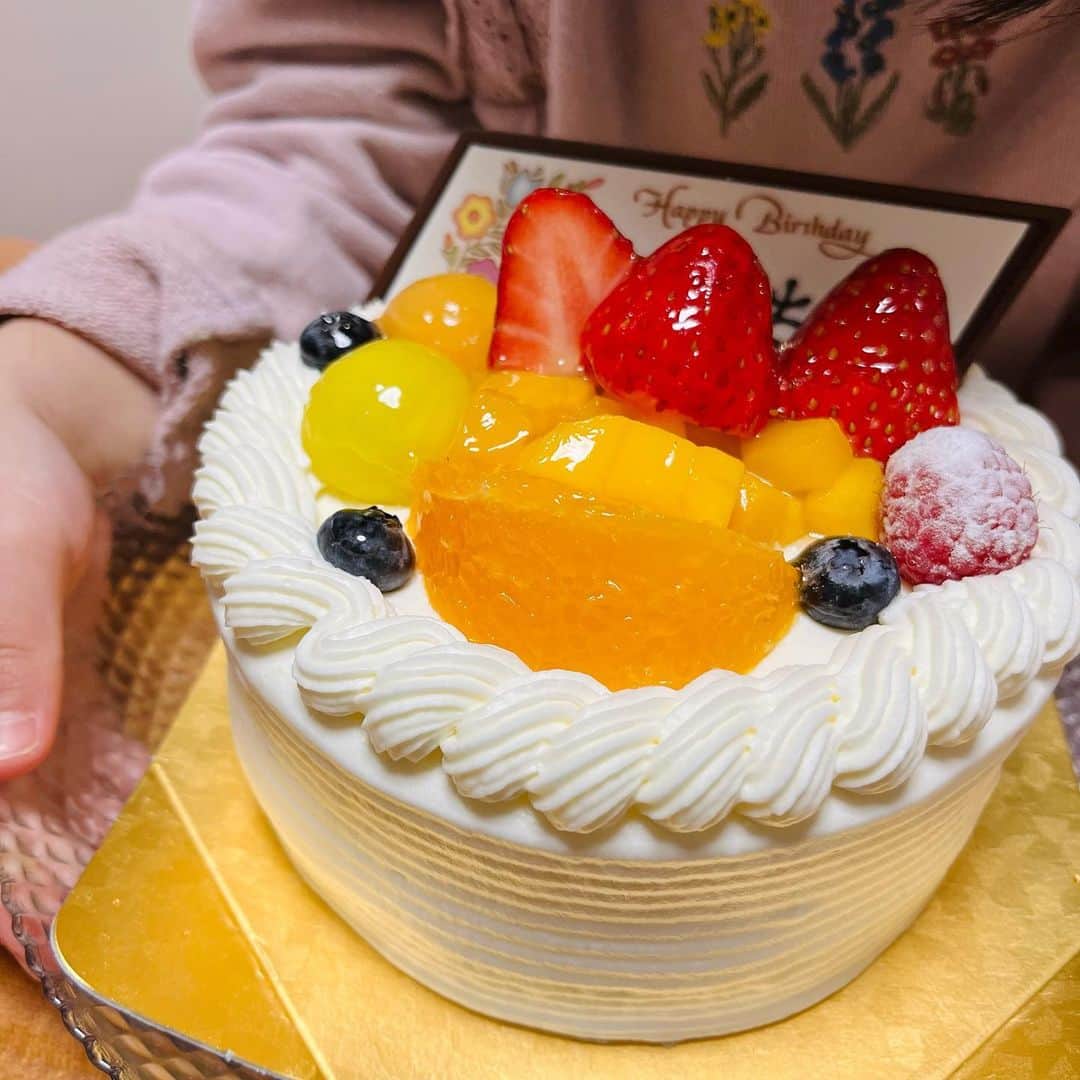 門脇舞以さんのインスタグラム写真 - (門脇舞以Instagram)「🍓🎂HAPPY BIRTHDAY🎂🍓 #6歳 #手作り蒸しパンケーキ #フルーツショートケーキ」1月30日 19時55分 - kadomaita
