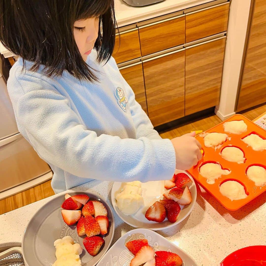 門脇舞以のインスタグラム：「🍓🎂HAPPY BIRTHDAY🎂🍓 #6歳 #手作り蒸しパンケーキ #フルーツショートケーキ」