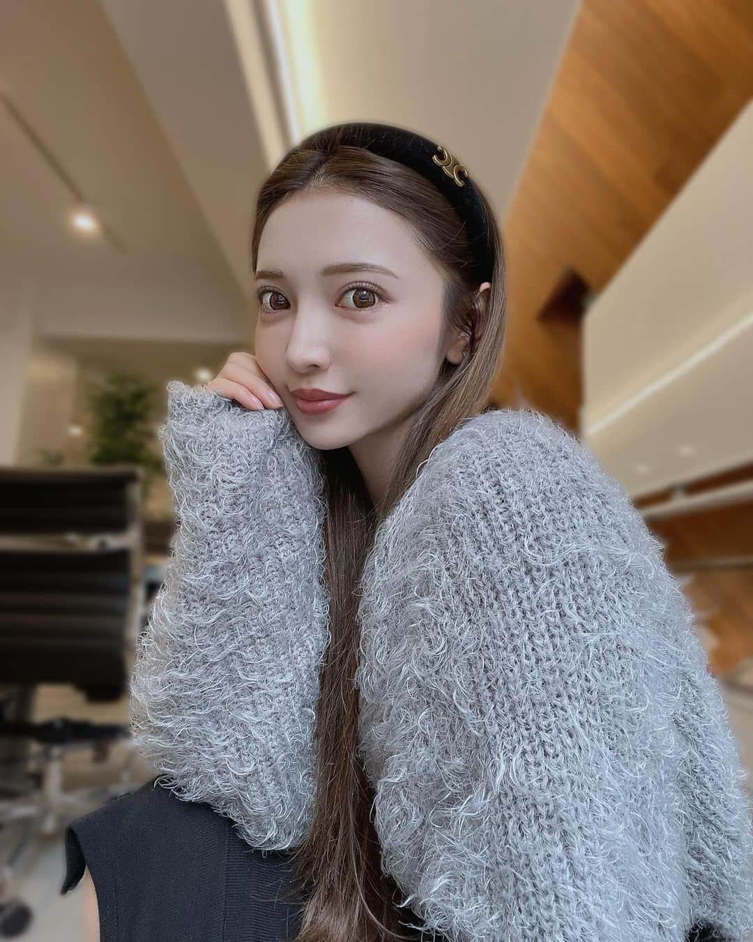 のインスタグラム：「最近ずっとカチューシャ🤣 . 締め付け感ないから頭痛くならない✨ . . @celine  . . #大人かわいいコーデ #韓国ファッション #オルちゃんヘア #おるちゃんファッション #韓国メイク #オルチャンファッション #秋冬コーデ #韓国コーデ #シンプルコーデ #zarafashion #ファッションコーデ #ヘアケア #ボディメイク #ヘアセット #ありがとう #thankyou #感謝」