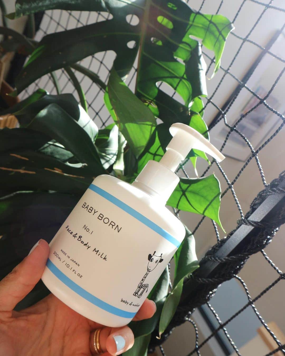 ANNA のインスタグラム：「娘と一緒にお風呂上がりにはBABY BORN Face&Body Milk で乾燥対策始めました🛁  99％天然由来成分配合や無添加🫶新生児から大人まで使えて、300mlと大容量の保湿ミルク。私はオーガニックラベンダーの香りにしたんだけどすっごく癒される幸せな香り💠  エステティシャン高橋ミカさんとママモデル東原亜希さんの現役ママ2人がこだわって作った保湿ミルクは、肌荒れに悩む赤ちゃんにもオススメなんだって👶🏻  サラっとしていてすごく伸びがいいので動き回って大変な今の時期でもさっと全身に塗れていい感じ🍑  何よりズボラな私としてはそのまま自分にも塗れるって所が嬉しい😝🫶✨  ストーリーズにリンク貼ってます🧡  #mishiilist #ミッシーリスト #高橋ミカ #東原亜希 #ベビーボーン #BABYBORN  #ベビースキンケア #ベビーローション #ベビークリーム #ミルクローション #親子で使える #出産準備 #新米ママ #赤ちゃんのいる暮らし #赤ちゃんのいる生活 #アンバサダー #pr」