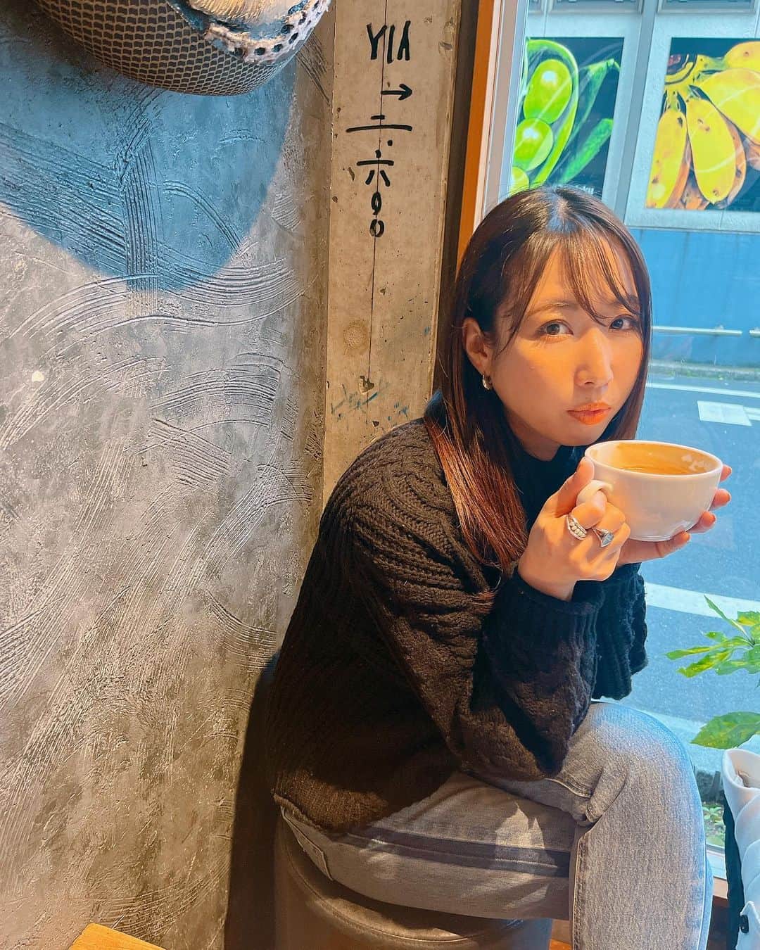 崎本ゆかりのインスタグラム：「🍯 いつぞやの… たっぷり深煎りハニーラテ♩ 美味しかったな〜 身も心もぽかぽか♡  📷 @kaoru_aiba ありがと♡  #コーヒー好き #カフェ巡り #cafe #tokyo」