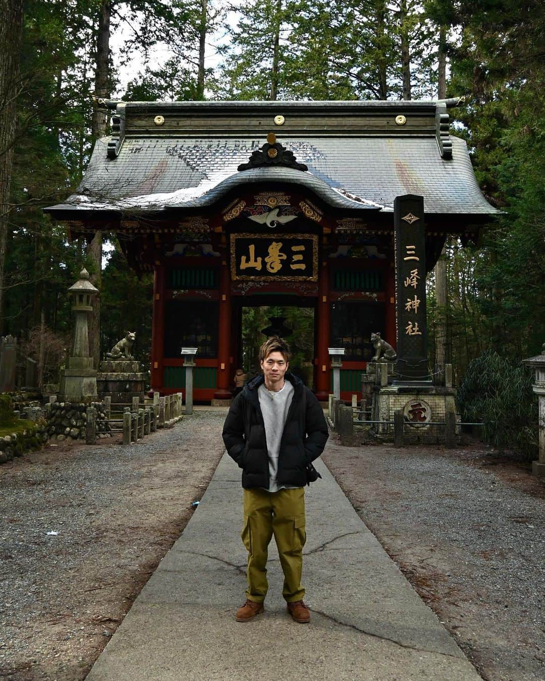 石松大晟のインスタグラム：「・ 毎年のルーティンで三峯神社へ⛩ やっぱここやばい。鳥居くぐってから空気が違いすぎる。 雪も少し積もってて雰囲気がとても良かった。  BJC前に心も体もリフレッシュ完了🐺🐉  #三峯神社 #三峰神社 #パワースポット #大口真神 #龍」