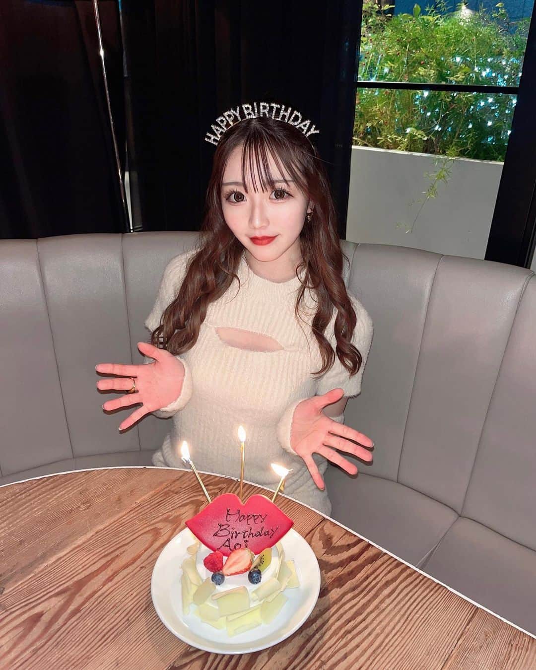 虹川葵のインスタグラム：「・ 今日で23歳なりました🌹 今年は叶えたい夢たくさんあるから頑張ります✨」