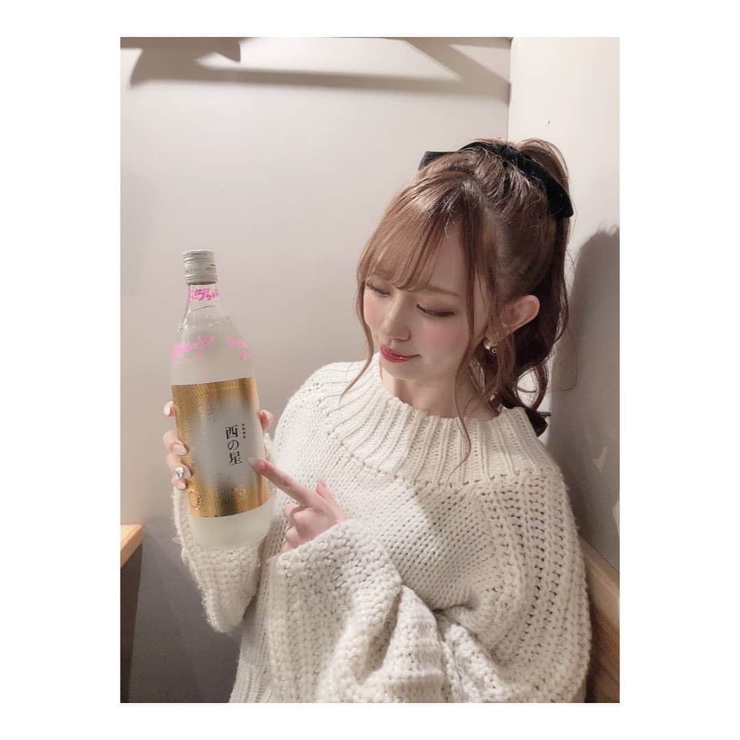 のインスタグラム：「⁡ 今日紹介するお店は ⁡ 【 〚#とりやき酒場鶏ん家 〛 ⁡ 高タンパク質、低カロリーの鶏肉にカプサイシンで代謝もアップ！ 当店自慢のとりやきは『高タンパク質・低カロリー』の国産鶏肉がメインですので 健康を意識されたお客様にオススメです！  とりやきに使用する唐辛子はこだわりの国産唐辛子を使用！  コース料理から単品メニューまで幅広くございますので、 お一人様から大人数の宴会まで、お気軽にお越しくださいね。  また、ドリンクも糖質オフの生ビール・日本酒等、糖質0のお酒を 多数取り揃えていますので、気兼ねなく美味しく食べてお過ごし下さい♪ ⁡ ⁡ ⁡ ・むね肉のねぎ塩焼き　¥490 素晴らしく美味しい！！！びっくり！！感動的な美味しさです🥹✨✨何回もおかわりしたいし、何度食べてもヘルシーと考えると最高！！！むね肉の旨みとねぎ塩がマッチして本当美味しい！！ ⁡ ⁡ ・特製つくね　¥550 こちらもおすすめ料理！！一口で終わってしまうのが悲しいくらい美味しい！！しかも何もタレをつけなくてもそのまま食べるのが美味しくて、しっかり味がついてます！！小さいですが二つに割って一つはそのまま食べてもう一つはワサビを少しつけて食べるのおすすめ！ ⁡ ⁡ ・5種盛り　¥1780 砂ずり、やげん軟骨、セセリ、ぼんじり、かわを選びました！！なんと好きな種類を自分で選べる！！ どれも美味しい！！やっぱり推しは砂ずり！！おっきい！！そしてセセリもめっちゃプリプリです！お好みで種類選んでね💕 ⁡ ⁡ ・ごまカンパチ　¥850 私が、大好きになったゴマカンパチ！！メニューにあると必ず頼むようになりました！！タレも本当美味しくて臭みもなく、食べ出したら止まらないレベルまでいくくらい好きになりました！！笑 ⁡ ⁡ ・鶏そぼろチーズ　¥440 新感覚の鶏そぼろチーズ！！！海苔が韓国海苔！クリームチーズなのに中からそぼろがでてきてそしてこの韓国海苔との相性が絶妙にいい！！✨ つまみになりますよ(^^) ⁡ ⁡ ・炙りレバ刺し　¥780 鮮度抜群！！低温調理されておりまして、当店おすすめでもあります！！ ⁡ ⁡ ・炙り鶏めし　¥450 また初めての鶏めし！！なんと炙りです！！しっかり鶏の味もするし、炙りなので少しお焦げがついてるところがまたたまらなく美味しい！！これ〆に激推しです！！ ⁡ ⁡ ⁡ ⁡ ⁡ ⁡ ⁡ 紹介してるのは #西の星 💓西の星以外にも ボトルリレーしてますので、他の店舗のボトルリレーもよろしくお願いします！飲み方はハイボールで飲むのがおすすめ！！ ⁡ ⁡ ⁡ ⁡ 場所：福岡市博多区博多駅東2-4-31 第五岡部ビル1F 電話：050-5872-0615 営業時間：月曜日〜金曜日 17:00~25:00   土曜日、祝日  16:00~24:00 　　　　 定休日：日曜日、年末年始 ⁡ 　　 ⁡ #いいちこリレー #いいちこボトルリレー #ちこリレー #美食探訪 #新木さくら #いいちこ #iichiko #下町のナポレオン#深薫 #日田全麹 #西の星 #麦焼酎 #ソワニエ #三和酒類 #ご飯 #美味しい料理 #いいちこ女子  #シティ情報ふくおか #鶏焼き #鶏 #博多グルメ」
