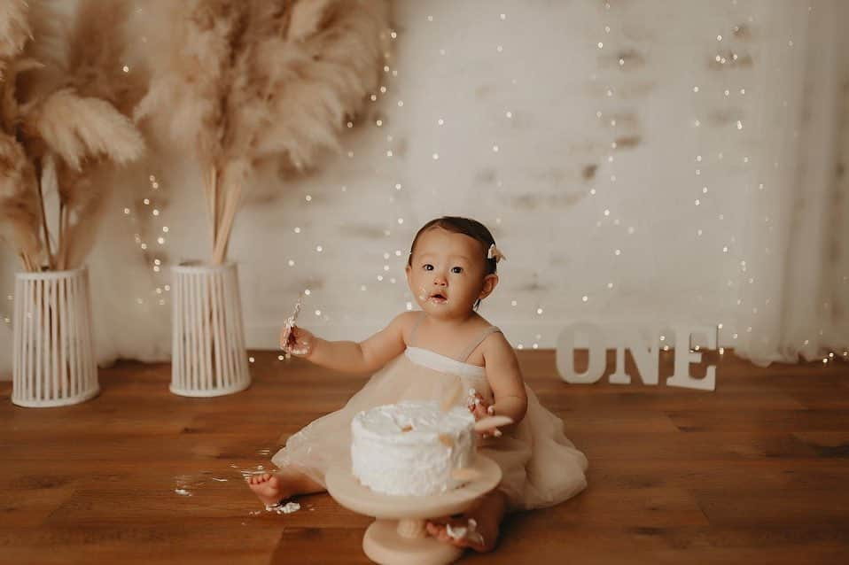 藤阪れいなのインスタグラム：「.  𝟏𝐬𝐭 𝐛𝐢𝐫𝐭𝐡𝐝𝐚𝐲  Our little princess turned one year old today.  お誕生日おめでとう🎂 産まれてきてくれてありがとう🤍  *1 ano* A nossa princesinha está hoje de parabéns pelo seu primeiro aniversário.  📷... @rafaelajorgephotography   #0130」