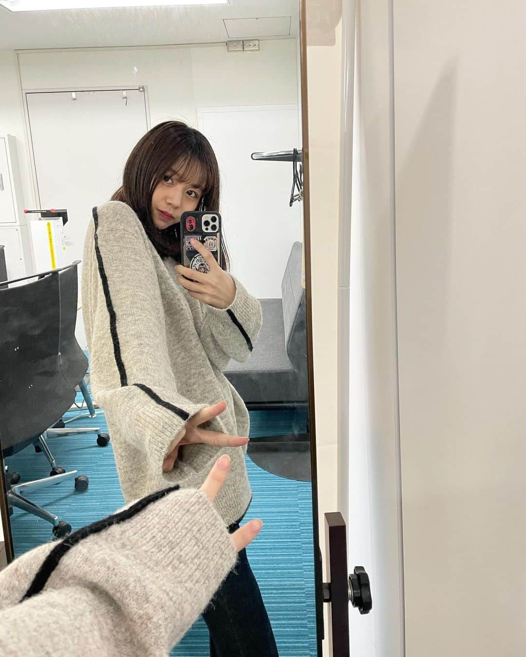 杉浦みずきのインスタグラム：「. お調子者ピース✌️  ニット　@sachat__official」