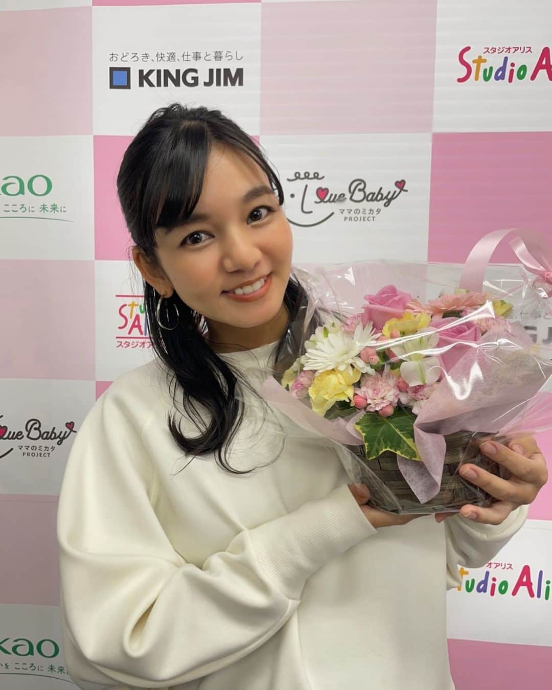 にわみきほのインスタグラム：「. 本日は、スタジオアリス ママのミカタPROJECT オンラインベビーセミナー ご視聴ありがとうございました❣️  去年の4月から司会を務めさせていただいた オンラインベビーセミナー。今回の配信をもちまして 私は出産の準備に入らせていただきます🕊  スタジオアリスさんが「子育て真っ最中」のママと そのご家族に寄り添いママの味方となるために立ち上げた ママのミカタプロジェクト。  私自身もこのセミナーで学ばせていただいたことが 子育て中、強い味方になってました❤️‍🔥💪  少しでも皆さまの心に残る配信ができたらと 毎回スタッフの皆さんと話し合い、 たくさんのゲスト方々に助けていただきながら 楽しい配信を毎回お届けさせていただきました🎞  生配信なのでタイムリーでの視聴者のみなさんのコメントも本当に嬉しかったです🤍ありがとうございます。  また皆さまにお会いできる日を楽しみにしています💐  @mamanomikata_studioalice  @studio.alice  #スタジオアリス #ママのミカタPROJECT #オンラインベビーセミナー　 #👶🏻 #本日の配信はアーカイブもありますので是非チェックしてみてください🌸」