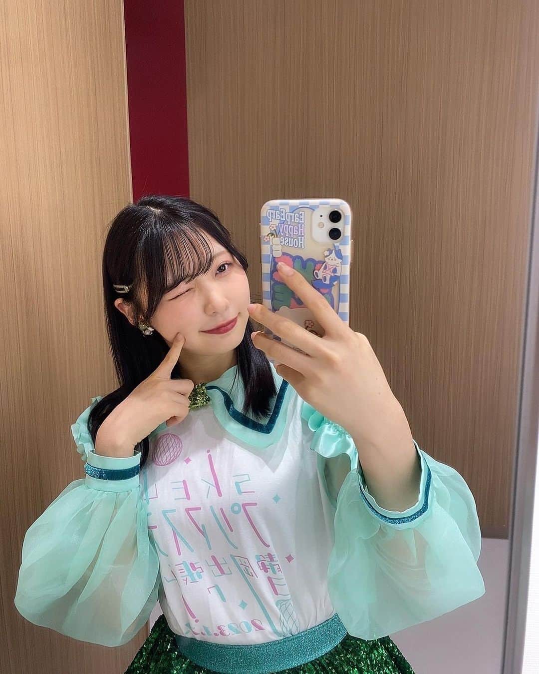 浅井裕華のインスタグラム：「姉が誕生日にくれたiPhoneケース✌🏻衣装もかわいいでしょ💚💚」