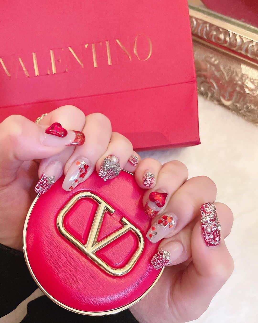 のインスタグラム：「ɴᴇᴡ ɴᴀɪʟ💅❤️  バレンタインっぽくしました今回🍫❤︎  え…めちゃ可愛くないですか😭😭💓💓💓  赤いハートのパーツと 赤いホロの爪が特にお気に入り🙈♥️♥️♥️  あとなんせツイードは担当の @chiharinko0409 さんに任せれば センス抜群で上手なの！！！🥲💓💓  ネイルサロンは東新宿にある @unflair_shinjuku です♡♡♡  パーツ多くて選ぶのも楽しいよ💋 おすすめサロンです❤︎  どうでしょうかにゅーねいる！！🥰 . . . #newnail #バレンタインネイル #ハートネイル #キラキラネイル #ツイードネイル #バレンタインネイル2023 #フレンチネイル #スクエアフレンチ #リボンネイル #赤ネイル」