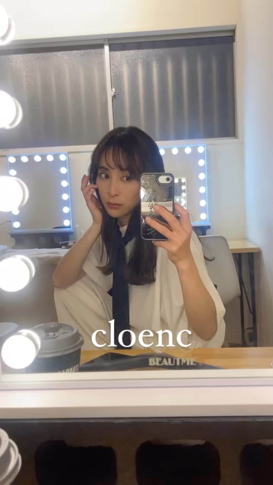 瀬戸晴加のインスタグラム：「@cloenc_official 撮影のオフショット🫶🏻 1つめの動画で着ているのはタイ付きの半袖シャツ、2つめの動画は太ボーダーユニセックスカットソーなんですがどちらもとってもお気に入りアイテム😍  この前撮った春物アイテムのお披露目、是非楽しみにしていてください🤍  #cloenc #cloenc_official #クロエンス #cloencコーデ#cloenc2023ssオフィスコーデ #オフィスカジュアル #オトナカジュアル #大人カジュアル #大人スタイル #大人コーデ #大人コーディネート #モノトーンコーデ #カジュアルスタイル#着回しコーデ#着まわしコーデ#着回し#着こなし」