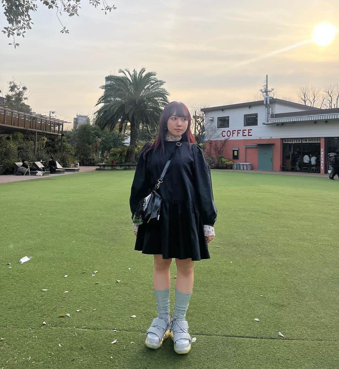 むくのインスタグラム：「黒のワンピースばっかり買っちゃうんだよね♟ヘアアレンジは三つ編みしかできないよ🧶✨」