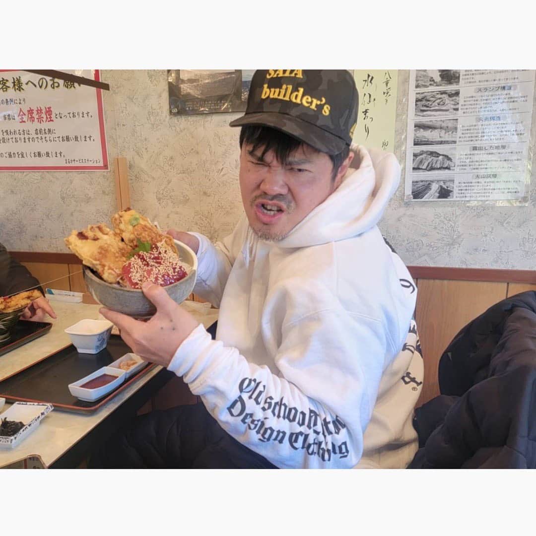 佐田正樹のインスタグラム：「久々のまるか食堂うますぎた‼︎  ツーリングして、マグロのフリットをくらう‼︎  サイコーチャンネル‼︎  あ母さんも元気そうでよかった‼︎  しかし今年に入って週2〜週3走りよる‼︎  寒い方が旧車は調子がいい😁  みんなもよかったら走ってみてよって事で押〜忍‼︎」