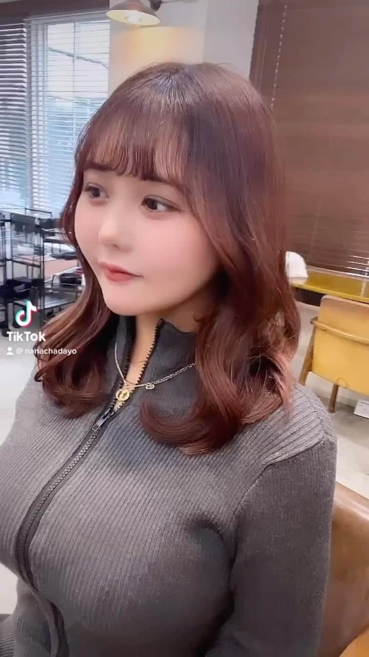 ななちゃさんのインスタグラム動画 - (ななちゃInstagram)「髪明るくして、切ったよ〜💗 似合うかなー？？😳😳♡♡ #ヘアカラー #ヘアモデル #サロモ ＃サロンモデル #グラビア