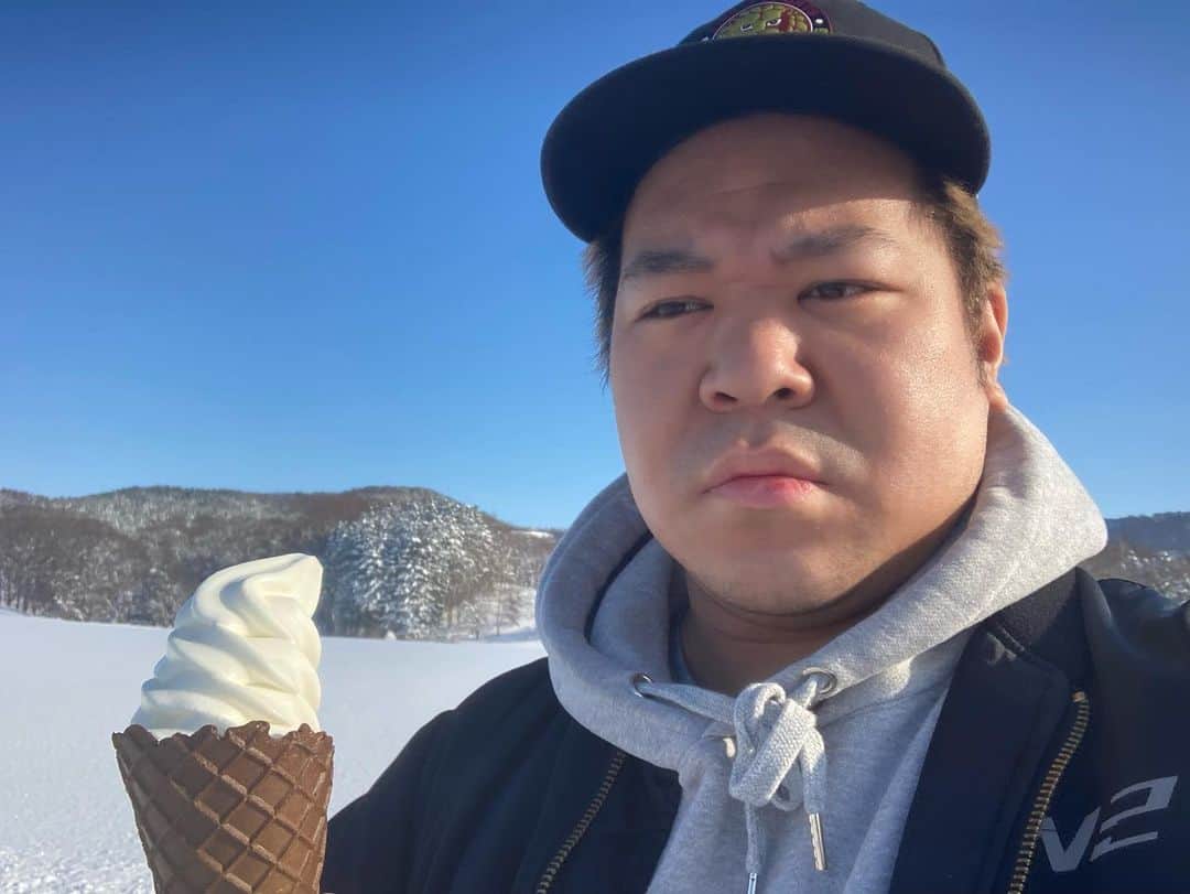 こーすけのインスタグラム：「雪とアイスクリームと私。」