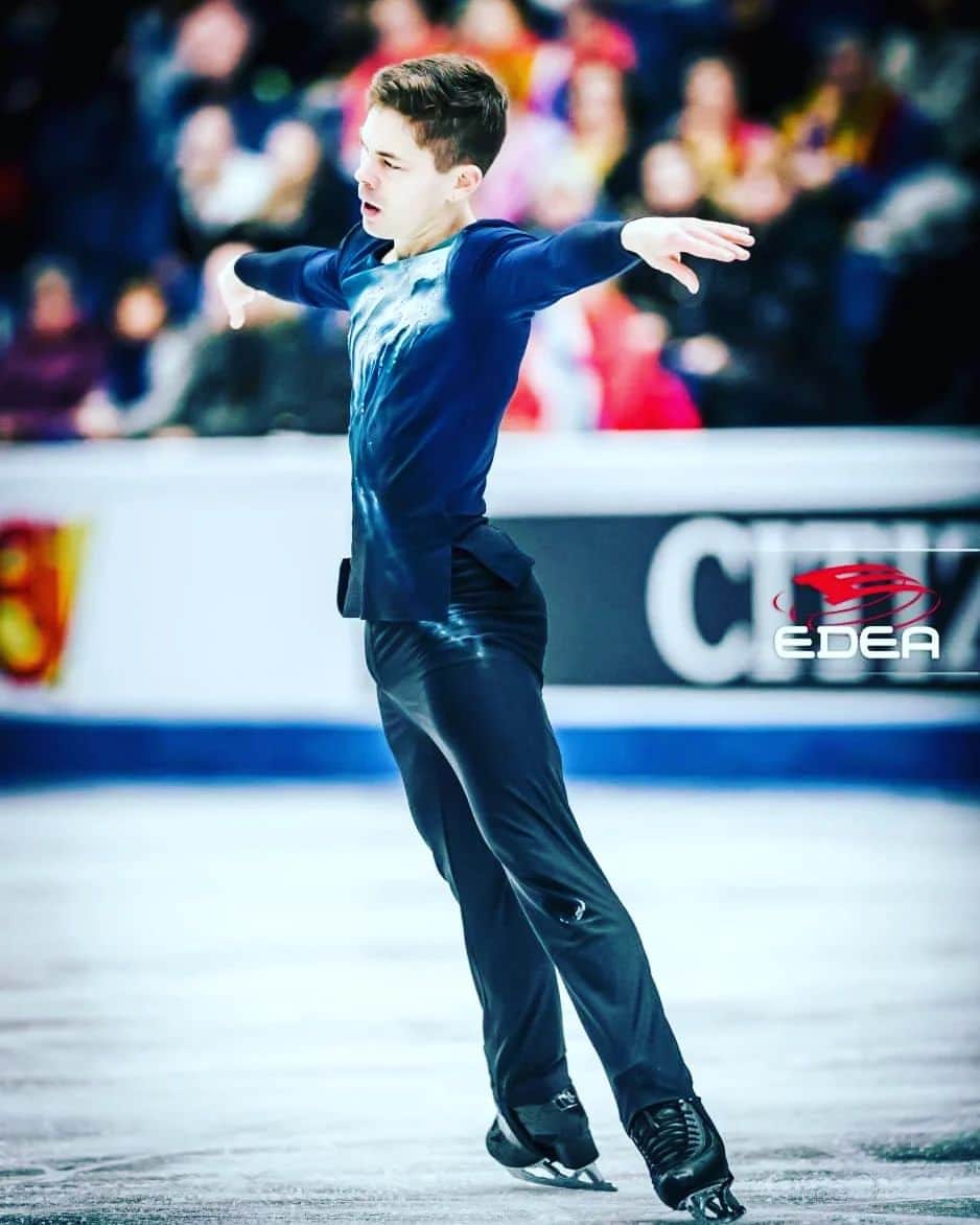 ヴァルター・ヴィルタネンのインスタグラム：「What an unforgetable week in front of the home crowd 😊😊 there are no words to describe the feeling how the audience was supporting through the whole competition.  It was definitely the right decision to continue one more season 💪💪💪first time top 15 in Europeans with place 14. Come on 👊👊👊  Thank you all.🤩  Special thanks to my team:  @alina.mayervirtanen  @teammayervirtanen  @edeaskates  @johnwilsonblades  @adamsolya  @icedome_figureskatingcamp  @smskatingschool  @peurunkaskatingacademylaukaa @peurunganjaahalli  @aanekoskenjaahalli  @skateshophelsinki  @aistarg @fysioqvickstrom @voimalavaajakoski  #taitoluistelu #figureskating #pesalry #visitlaukaa #peurunganjäähalli #Laukaa #eurofigure #valttervirtanen #edeafamily #edeaskates #johnwilsonblades #aistargfamily #aistarg #keskisuomi #visitjyväskylä #äänekoskenjäähalli #urheilu」