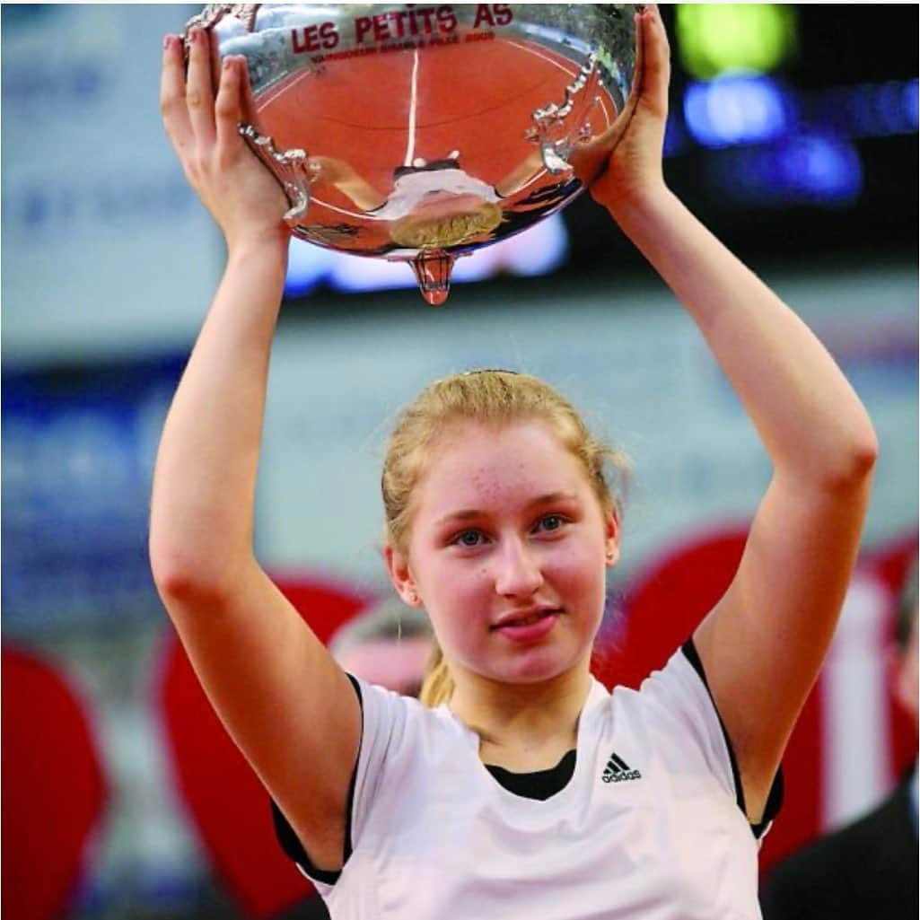 ダリア・ガブリロワのインスタグラム：「Little Dasha 😃 probably the biggest title I’ve ever won ha」