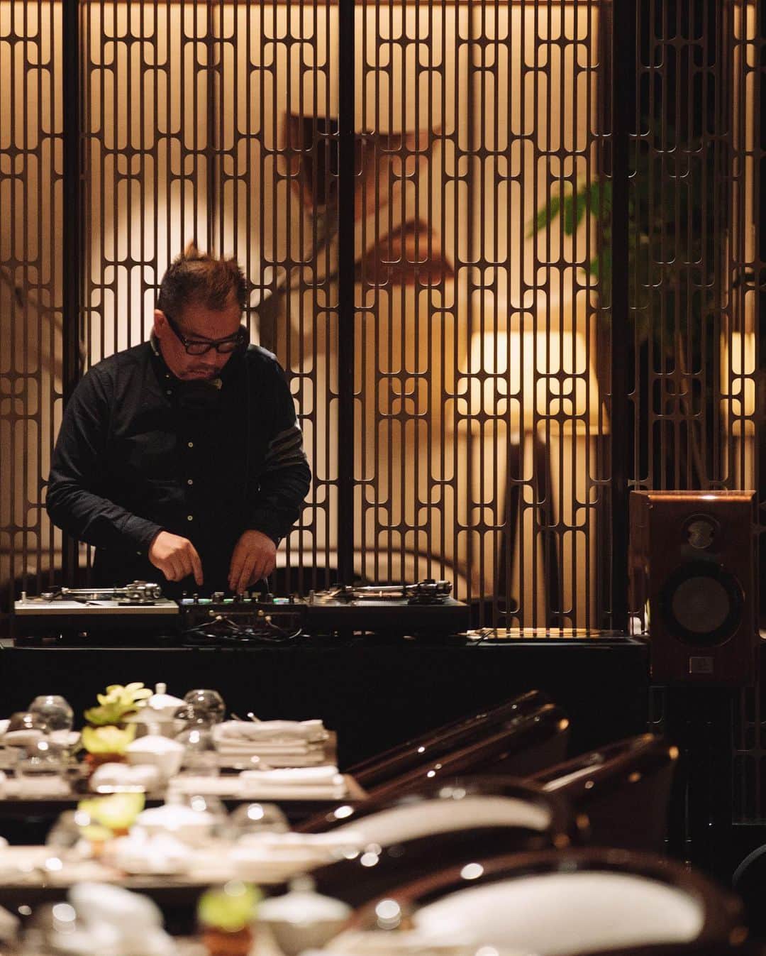 久林紘子さんのインスタグラム写真 - (久林紘子Instagram)「The Ritz-Carlton, Tokyo POP-UP Record DJ Booth🎚️🎧 ⁡ ⁡ 年末年始は、Visual Director としてジョインしている 「音と旅と株式会社」の第一弾のプロジェクトがスタート。 ⁡ 2022/12/24〜2023/1/4にザ・リッツ・カールトン 東京、最上階のクラブフロアラウンジの音楽を 「音と旅と株式会社」でプロデュースさせていただきました。 @otototabito  ⁡ ⁡ 総額500万円超のサウンドシステムで 毎晩違うテーマでセレクトされたアナログレコードを 日替わりでDJたちが回すという企画🎉 ⁡ 空間作りのとてもとても大切な要素である音楽。 音楽、選曲次第で、その場で過ごす時間も思い出も 大きく変わると思っているので 年末年始という大事な時間、瞬間を 社で担当させていただき光栄でした。 ⁡ オーディオ機器のセレクトはOTAIAUDIO @otairecord_yosuke さん。 ⁡ ⁡‥‥‥‥‥‥‥‥‥‥‥  セレンディピティ的な人とのご縁ではじまっている 今回のプロジェクト、会社なので、 コロナを経て、改めてリアルでのコミニュケーションや 集う場をとても大切にしていて、 毎月第3木曜にミュージックバーの「しぶや花魁」 @oiran_shibuya でミートアップをしています🍺🗣 素敵な音楽とお酒を介しながら、何か一緒にできそうとか、機会があればぜひよろしく的なご縁を紡ぐラフな会です。 ⁡ どなたでも大歓迎ですので、 ピンと来た方はぜひご参加いただければ✨ 来月は、2/16(木)です！  ＿＿＿＿＿＿＿＿＿＿＿＿＿＿＿＿＿＿＿ #音と旅と株式会社 #音旅社 #オタイオーディオ #ピュアオーディオ #サウンドプロデュース」1月30日 21時34分 - rohicocco