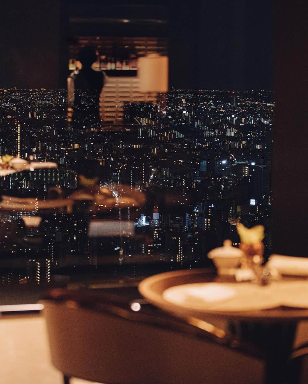 久林紘子さんのインスタグラム写真 - (久林紘子Instagram)「The Ritz-Carlton, Tokyo POP-UP Record DJ Booth🎚️🎧 ⁡ ⁡ 年末年始は、Visual Director としてジョインしている 「音と旅と株式会社」の第一弾のプロジェクトがスタート。 ⁡ 2022/12/24〜2023/1/4にザ・リッツ・カールトン 東京、最上階のクラブフロアラウンジの音楽を 「音と旅と株式会社」でプロデュースさせていただきました。 @otototabito  ⁡ ⁡ 総額500万円超のサウンドシステムで 毎晩違うテーマでセレクトされたアナログレコードを 日替わりでDJたちが回すという企画🎉 ⁡ 空間作りのとてもとても大切な要素である音楽。 音楽、選曲次第で、その場で過ごす時間も思い出も 大きく変わると思っているので 年末年始という大事な時間、瞬間を 社で担当させていただき光栄でした。 ⁡ オーディオ機器のセレクトはOTAIAUDIO @otairecord_yosuke さん。 ⁡ ⁡‥‥‥‥‥‥‥‥‥‥‥  セレンディピティ的な人とのご縁ではじまっている 今回のプロジェクト、会社なので、 コロナを経て、改めてリアルでのコミニュケーションや 集う場をとても大切にしていて、 毎月第3木曜にミュージックバーの「しぶや花魁」 @oiran_shibuya でミートアップをしています🍺🗣 素敵な音楽とお酒を介しながら、何か一緒にできそうとか、機会があればぜひよろしく的なご縁を紡ぐラフな会です。 ⁡ どなたでも大歓迎ですので、 ピンと来た方はぜひご参加いただければ✨ 来月は、2/16(木)です！  ＿＿＿＿＿＿＿＿＿＿＿＿＿＿＿＿＿＿＿ #音と旅と株式会社 #音旅社 #オタイオーディオ #ピュアオーディオ #サウンドプロデュース」1月30日 21時34分 - rohicocco
