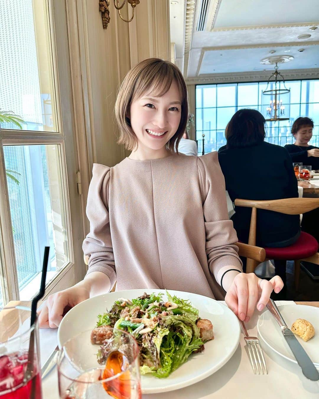 中野瑞希のインスタグラム：「. 大好きな友人とお気に入りのお店でランチができて幸せな1日だったなぁ🤍  そして... １年半伸ばしていた髪をバッサリ切りました💇‍♀️ やっぱり短いと髪をドライヤーで乾かすのがとても楽です🥹✨  #benoit#lunch#フランス料理#ブノワ#表参道#表参道ランチ#表参道グルメ」