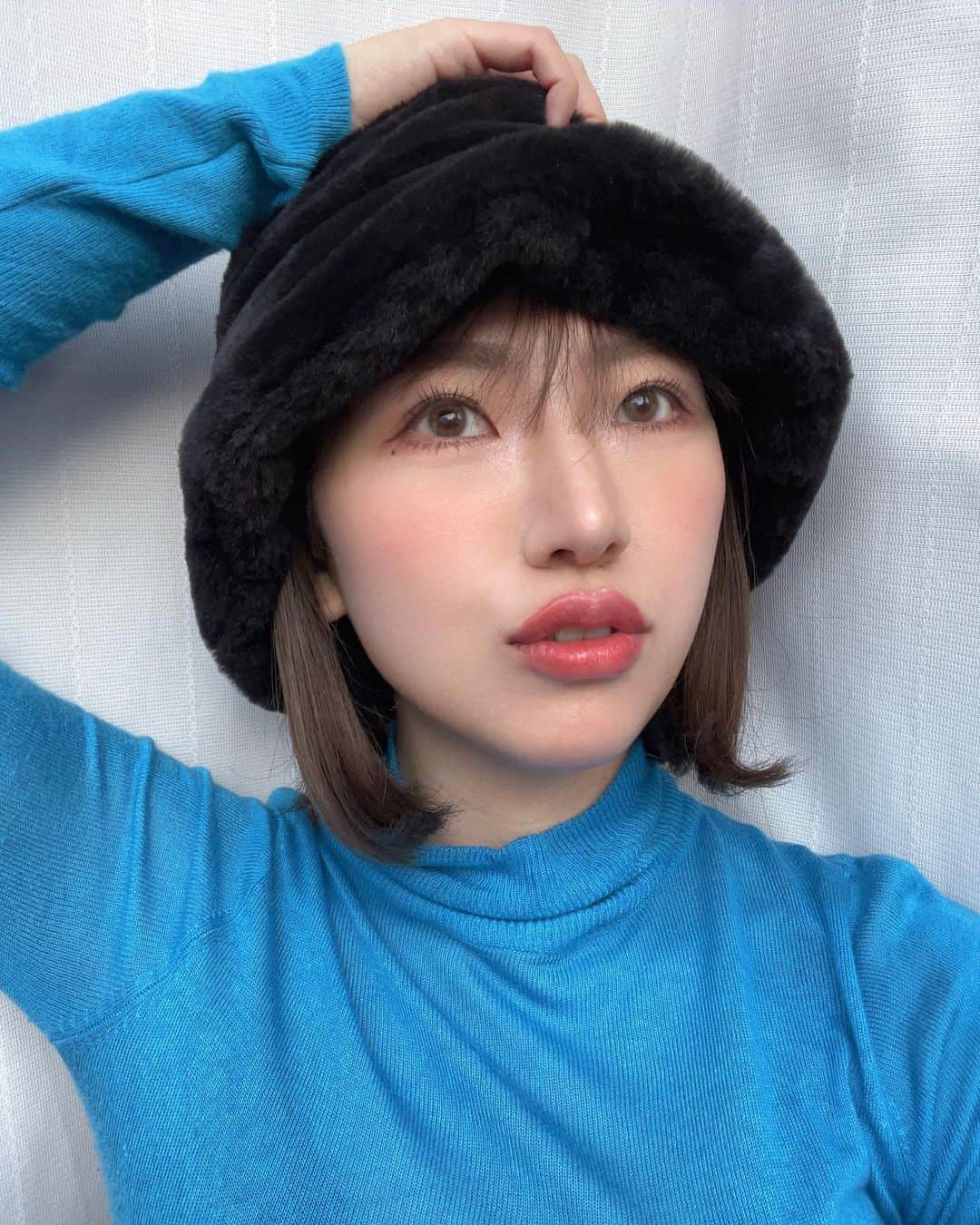 のインスタグラム：「. 今流行りのAIアバターやってから メイクって大事だなって思った😂  私会社にオシャレしてけない人だから(ダメだね…) 休みの日だけはなんとかご丁寧メイク😂 季節の変わり目だからか肌荒れがヤバすぎて 皮膚科で貰ったローション塗ってる🧴笑  中顔面をとにかく短くしたい🤔 なにかいい方法知ってる方いたら教えて💬笑」