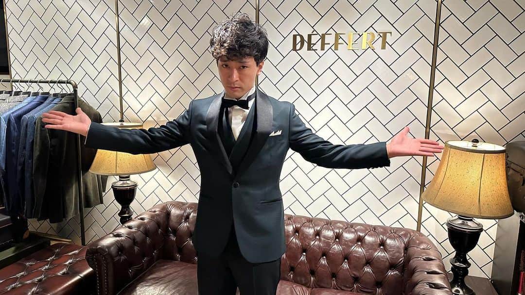 としみつのインスタグラム：「オーダーしたタキシード出来たー！大満足満太郎です！！！  詳しくは個人チャンネルの動画へ！  @deffert.suit さんありがとうございますー！」