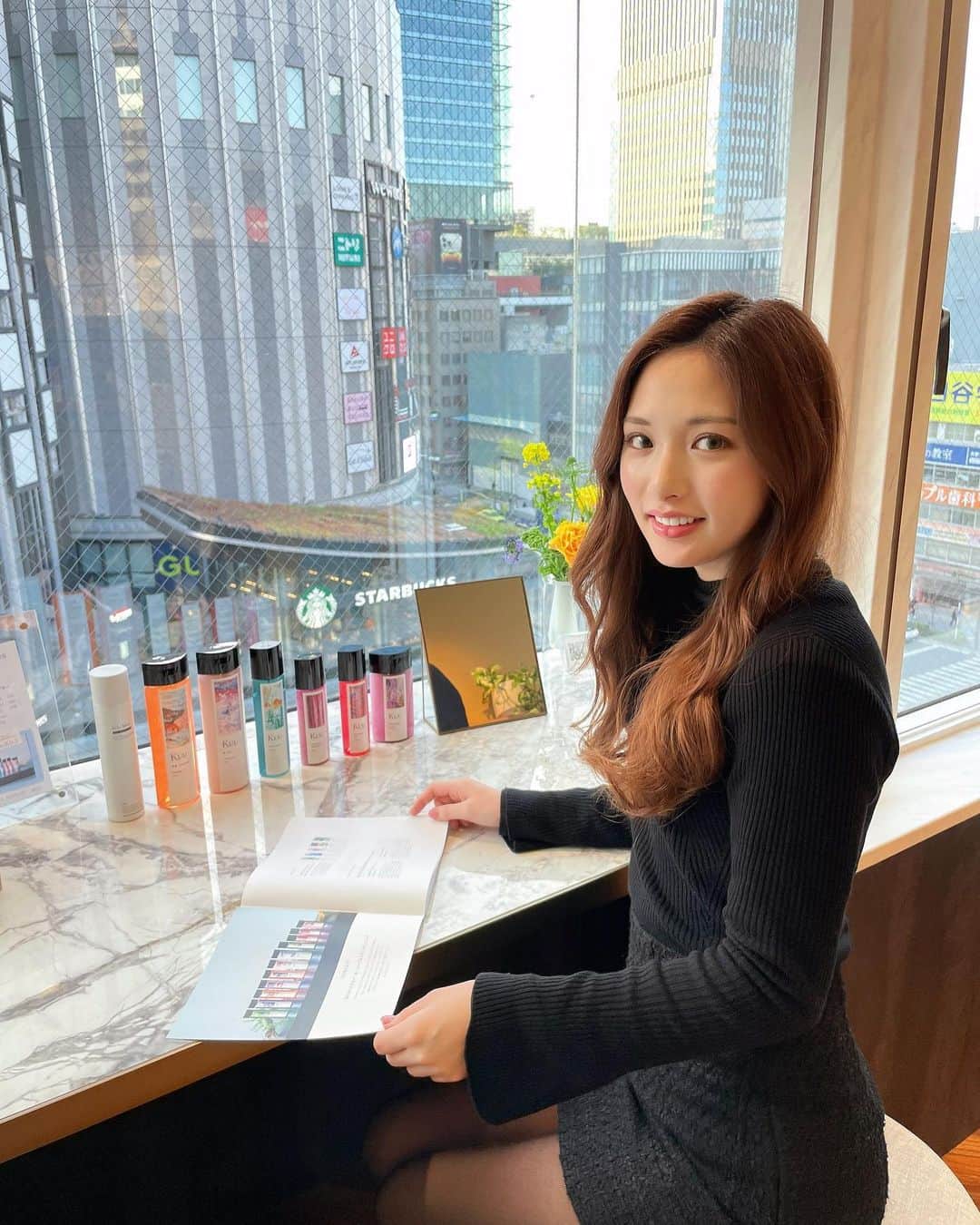 maiのインスタグラム：「@head_spa_kuu.osaka へ 極上ヘッドスパしてもらいに 行ってきました💓💓💓  ２時間みっちり癒されて、 シャンプーのいい香りもあって、 一瞬で夢の中へ🤤💓💓 寝言言いそうになってたらしい🙈  綺麗な個室で床暖もついてて ほんまに至れり尽くせりって感じ✨  フットバスから始まって、 選べるオプションで首肩デコルテ をしてもらいました🤘🏻  終わった後埋まってた鎖骨出てめっちゃ感動したよ😂笑  施術後ボディークリームとか貸してくれるんやけどどれもめっちゃいい匂いやった🤤✨(匂いフェチ。笑)  普段凝りがひどくて頭痛と不眠に 悩まされてるんやけどこの日は 小刻みに起きずにぐっすり寝れた🥹💓  場所が駅近やから通いやすいので 方向音痴でもすぐに行けたし、 すごく便利でした✨  素敵な一日になりました〜😎 ありがとうございました✨  #ヘッドスパ#梅田#頭皮ケア#トリートメント#ヘッドスパ専門店 #ヘッドスパ空 #kuu」