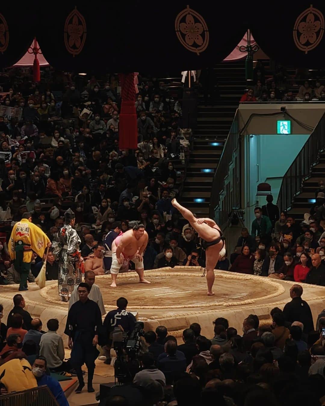 福田洋昭さんのインスタグラム写真 - (福田洋昭Instagram)「国技館で開催された大相撲本場所に行ってきました🎌 Attended my first Sumo tournament!  #GooglePixelの超解像ズームのお陰で席から撮れました #Pixelで撮影 #TeamPixel #ad」1月30日 22時09分 - hirozzzz
