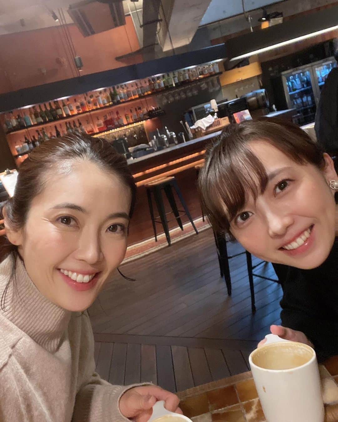 川口満里奈のインスタグラム：「. . BS11で報道番組をやっていた時に メイクの時間が被っていて仲良くなった 小川りかこさんと☕️ 似てるところが多くて お姉ちゃんみたいと勝手に思ってます🫶 . . . #お茶 #cafe #女子会 #アナウンサー #姉妹」