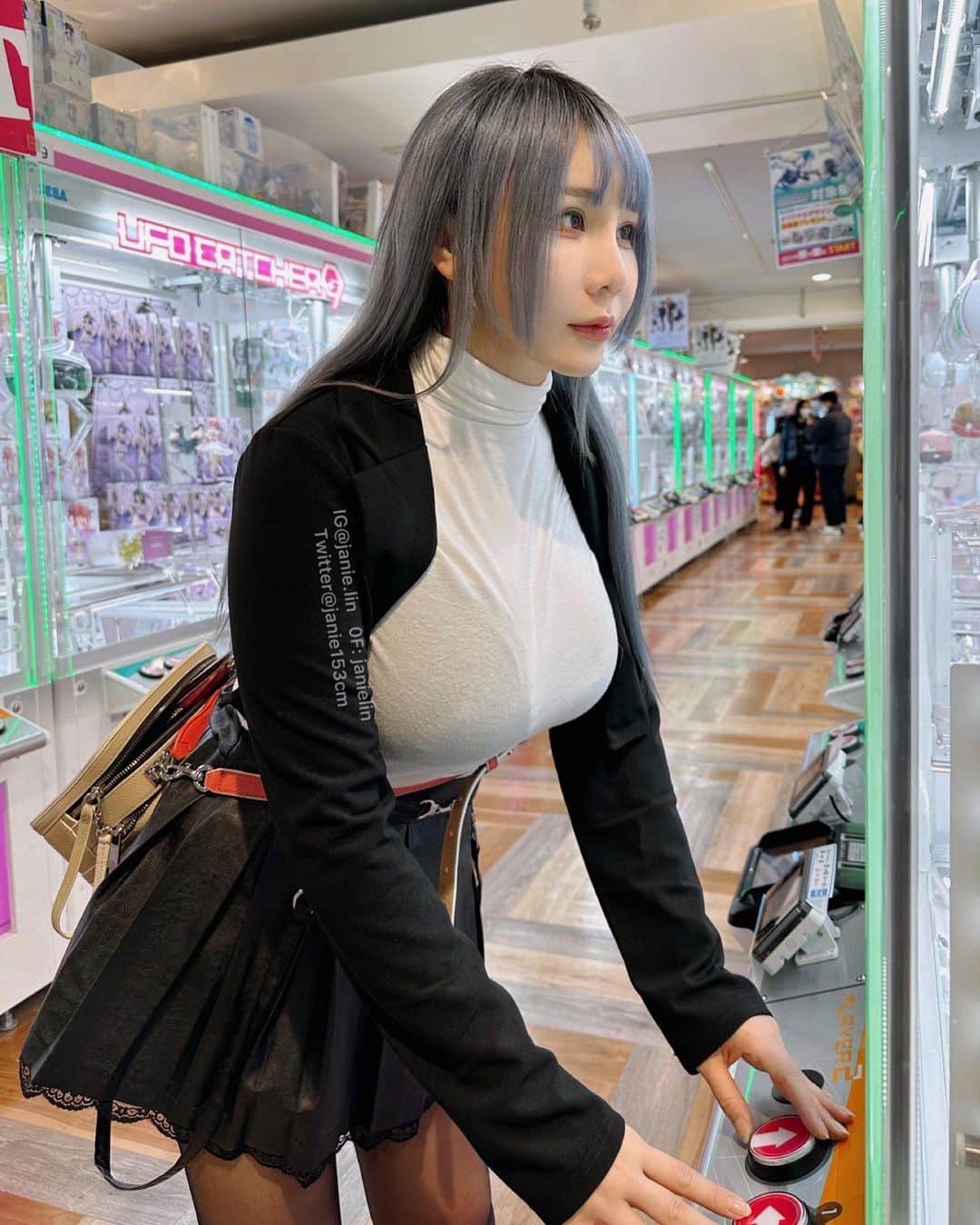 泥泥林のインスタグラム：「⚠️溫馨提醒⚠️最後一張慎入🙈 ↖𝗦𝗵𝗮𝗿𝗲&𝗦𝗮𝘃𝗲 𝗣𝗼𝘀𝘁↑ New #YT : 你猜5000塊我能夾幾隻？  5000yen claw machine challenge in #Japan 😈  #泥の旅遊碎片 #日本篇   第一次一大群朋友去日本😆 人多難免就會做蠢事（？ 由小馬發起的五千元夾娃娃機挑戰 參賽者有發起人小馬、我跟玩具王賓漢 猜猜最後贏家會是誰🤣🤣🤣  我們三個人都有各拍一支影片 快去訂閱我們的YouTube看影片❤️  - 圖4-6 是我那天的戰利品😆 但有一大部分是秋葉原買的！ 明天再跟你們分享秋葉原💚  最後一張是… 去日本一定要嘗試的🌸日式拍貼機🌸 賓寶提議拍的꒰ ´͈ ᵕ `͈ ꒱♡♡♡ 真的太有紀念價值了哈哈哈 那機器修到連我媽都找不到我（誤 我們想修回去都不行哈哈哈哈哈哈哈哈哈哈  總之，快去看影片吧！晚安💤 Go watch my new YouTube vlog, nite🫶  My #YouTube channel 🔍 @ JanieSenpai」
