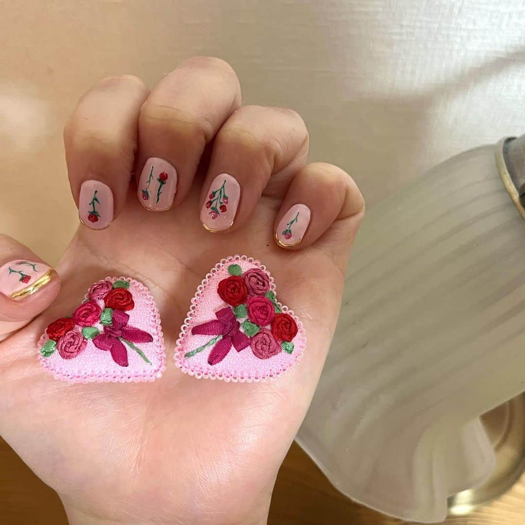 山井祥子さんのインスタグラム写真 - (山井祥子Instagram)「ピンクと赤いバラ。 お気に入りのイヤリングを持って行ったら、こんなにステキに仕上がった…。かわいい…。  🌹🥀🌹 @yukamizz  @nailsbyyuka_moroccan @lantanacamara_」1月30日 22時48分 - shoko_yamai