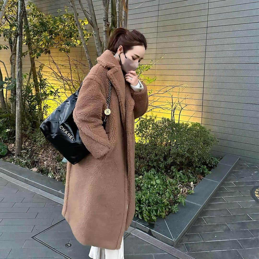 星玲奈のインスタグラム：「子どもたちが塾の間、夫とお買い物へ。 炊飯器の具合が悪くなり、炊飯器を見に行ったのだけど 数年で進化しすぎててどれを選んだらいいのか分からない😂 炎舞炊きとかおどり炊きとか、、 なんかすごそうなんだけどたくさんありすぎて選べなくて… 店員さんにひと通り情報だけもらって 結局買わずに帰ってきました😂  服や靴は即決するのに なんで家電はこんなに迷うんだろ…🫠  そしてお洋服。 寒すぎて最近は🐻コートばかり🥹❤️ 軽いし暖かいしマフラーいらずのボリューム🧶 ベージュのワントーンに キャメルの色合わせも好き😊🤎  これで犬たちを抱っこすると 色も質感も境目がわからなくなる笑 つまり茶色のモコモコに目がない…❤️  coat#maxmara @maxmara  tops.bottom @muse_de_deuxiemeclasse  shoes @gianvitorossi  bag @chanelofficial  ． #coordinate #fashion#outfit#ootd#instafashion #コーデ#コーディネート#ファッション」