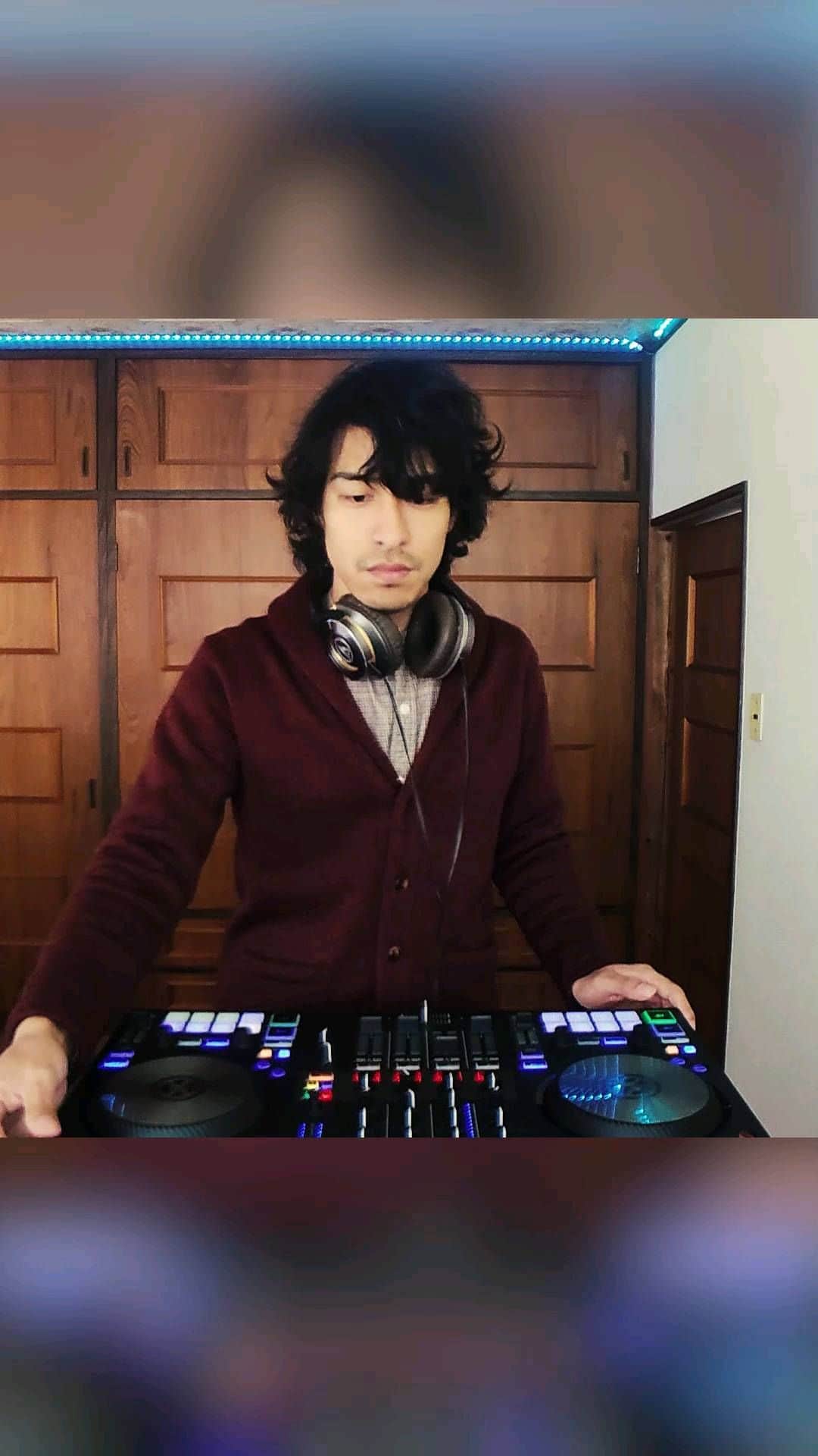 Terry Birdのインスタグラム：「New DJ mix video, 2nd part of the series. This should be good for people who are listening to Joris Voorn, Ben Bohmer, Le Youth or any artists in melodic house genre 🔥 I love chill sounds, calm feeling, beautiful melodies, dramatic build ups in this genre ;) Hope you guys enjoy it! The full version is available on my YouTube channel! . 前回の続きです！ ドラマティックな展開で美しいメロディが特徴的なジャンルの曲を選びました👍 フルバージョンはYouTubeで公開中！ . #progressivehouse #progressivehousemusic #progressivehousedj #melodichouse #melodichousemusic #melodictechnomusic #melodictechnolovers #djmix #techno #deephouse #techhouse #housemusic #deeptech #melodictechno #dj #afrohouse #dancemusic #edm #deephousemusic #beatport #minimaltechno #technopeople #trance #tribalhouse #housemusicdj #synthesizer #festival」
