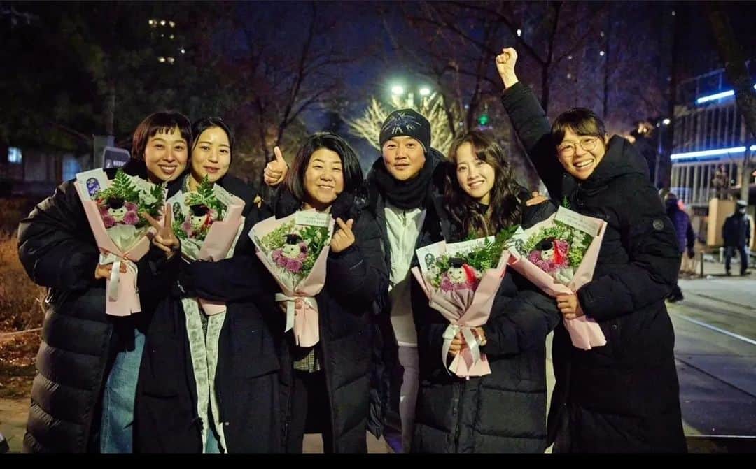 イ・サンヒのインスタグラム：「애끼구.. 애정하구.. 그리운 사람들💛 이 사진 밖의 사람들도..⚘️  출처 @film.monster_jq 😆😁」