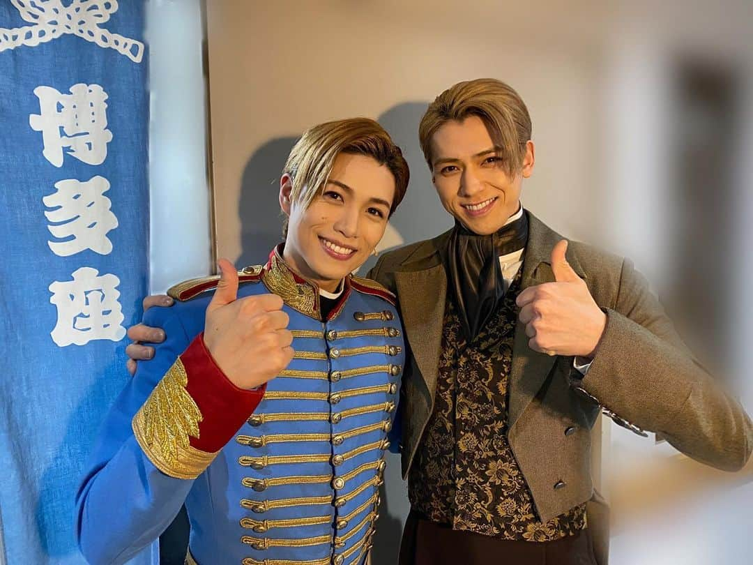 加藤将さんのインスタグラム写真 - (加藤将Instagram)「エリザベート残り1日。  ミュージカル「エリザベート」 劇場と配信での観劇ありがとうございました。  ダブルキャストの千秋楽でした！ 皆様本当にお疲れ様です！  俊くんといい写真が撮れました！ 彼とは公演中にも沢山語り合いました。 心が疲れていた時に彼の言葉で何度も救われた。 僕にとって安心する存在です！ 俊くんとは友達になれそうです！笑  明日はついに大千穐楽です！  稽古から約半年間！短かった！  明日がついにラストなのか  #エリザベート  #ルドルフ  #ジュラ   #立石俊樹  #加藤将   #革命 #独立 #革命家」1月30日 23時15分 - sho_kato0921