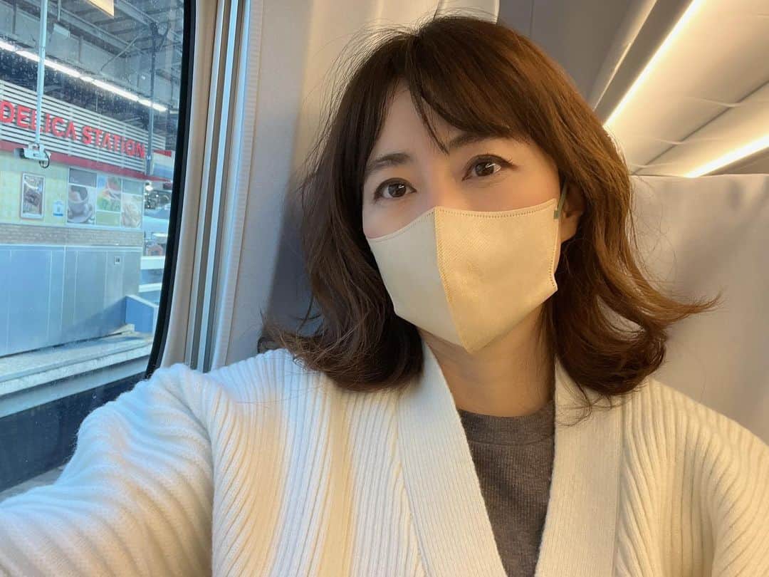 前田ゆかのインスタグラム：「餡子好き、 にはたまらないお土産 名物  初✨ 『出入橋のきんつば』 撮影終わりに寄り道して買いに行って、  駅からちょっと遠いと聞いていたので躊躇しそうになりましたが思い切って良かった☺︎  普通のきんつばは一つが大きいから一個で満足しますが、こちらはサイズが小ぶりなのでたべやすく、甘すぎない粒餡 が美味しくもちもちした食感が上品✨  小ぶりで素材の味がしっかり感じられるて素朴で美味しいきんつば。  無添加だから賞味期限は当日限りですが、冷凍するのがおすすめだそう。  もらって嬉しい買って嬉しいお土産を見つけて思わず笑顔になる☺︎ これはリピートしたいお土産❕  新幹線からの車窓から 途中一面の雪景色の眺め❄️  #大阪 #お土産 #出入り橋きんつば屋 #とん蝶黒豆」