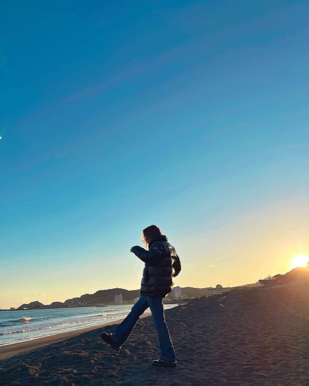 のインスタグラム：「冬の海もすき。  もーちょっとで また歳をとります  イケおじになれるよーに 今年も一年頑張ります‼︎  #sea #ocean #beach #ootd #moncler #jieda #needles #tenderloin #coodinate #fashion #instafashion #sunset #trip #birthday #🌊」