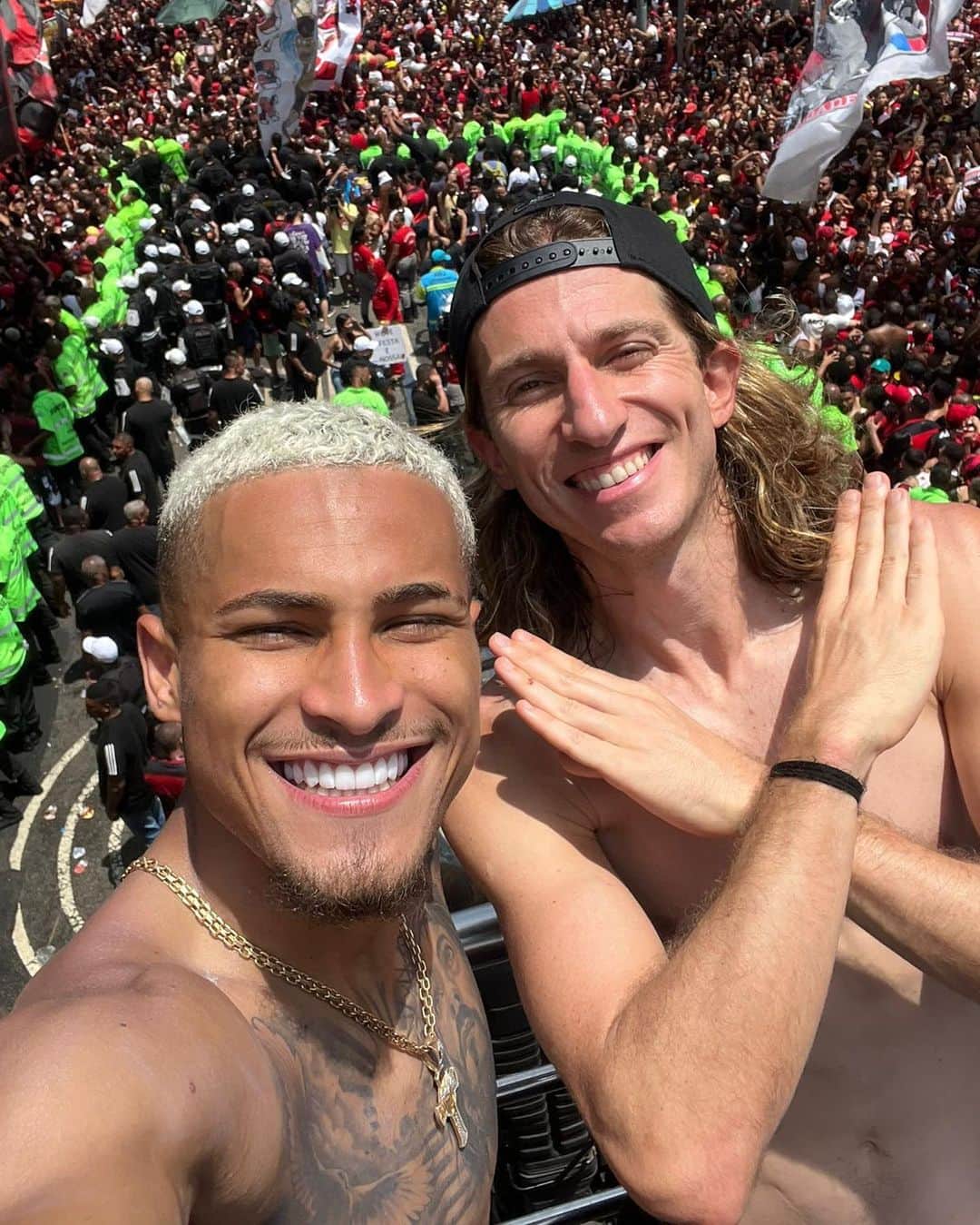フィリペ・ルイスのインスタグラム：「@joaogomes.01 OBRIGADO! ❤️🖤 🙅🏼」