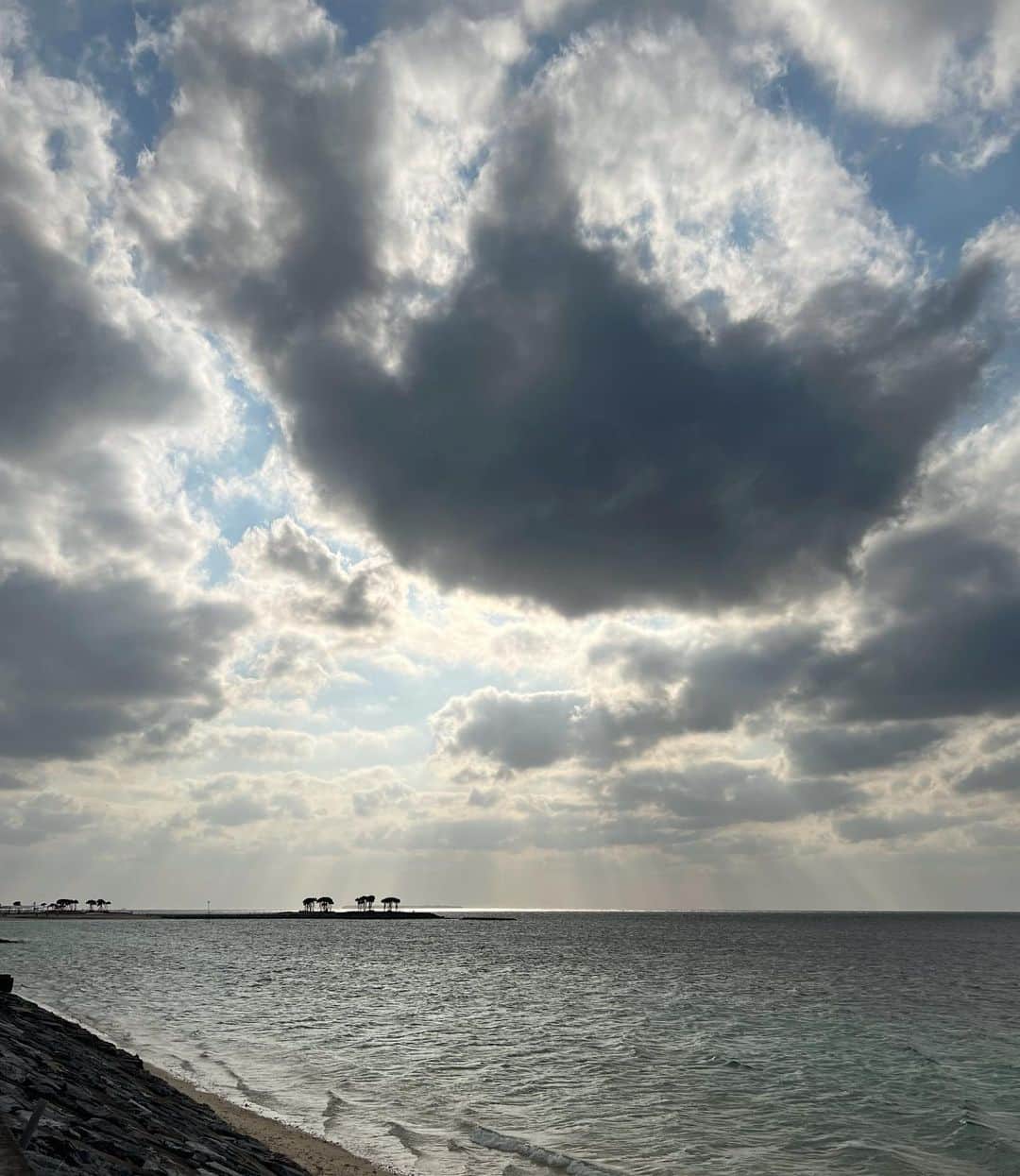 淡輪優希のインスタグラム：「#goodluck 🤝  (沖縄の空。奥に差す光がとっても綺麗でした🕊)」