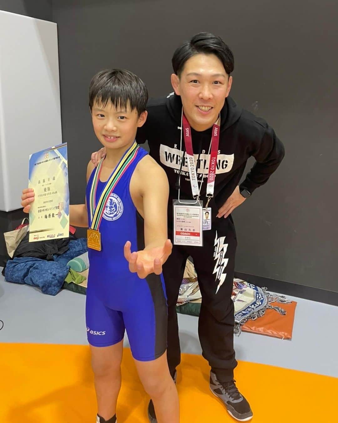 青山フォール勝ち ネルソンズのインスタグラム：「教え子の平蔵が全国大会2連覇しました。 凄すぎるよ！おめでとう！！  1枚目 全国優勝おめでとう。  2枚目 7年前、チームとして初めての試合に出場した時の写真。保護者さんから決勝前夜に送られてきて目頭熱くなる。  3枚目 会場に来れなかったチームメイト達が練習を中断してライブ配信で試合観戦してた様子。ナイスチーム！！  #キッズレスリング #全国少年少女選抜レスリング選手権大会  #トイカツ道場」