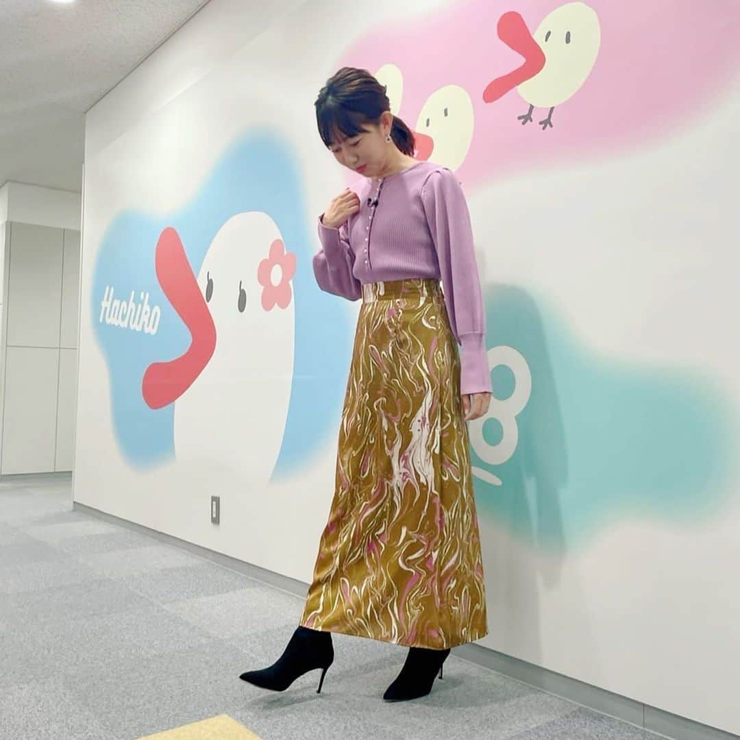 のインスタグラム：「. 明日1月31日（火）19:00〜 関西テレビ「ちゃちゃ入れマンデー」に出演します✨ 関西にお住まいの皆さま ぜひ！ご覧くださいー😍  そして！ 関東にお住まいの皆さまは 今日30日（月）このあと24:25〜 フジテレビ「THEスピリット」 見てくださいねー😍  TVer配信もありますので 関東以外の方もぜひ💕  ちゃちゃ入れの衣装はこちら✨  ニット #shemoshelly   スカート @vingtrois_official  スタイリスト chie oshitani @stylist_franc」