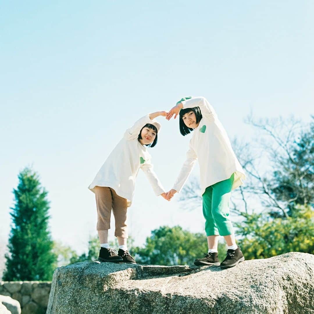 サントリー　グリーンダ・カ・ラのインスタグラム：「今日は #愛妻の日 だそうです🥰  ダカラちゃんとムギちゃんの 大きなハートを贈ります 💚💛  #ハート♥ #いつもありがとう❤ #ダイスキ #子供のいる生活 #こどものいる生活  #ダカラちゃんムギちゃんの季節のおたより #グリーンダカラ #ふりかえりダカラちゃん」