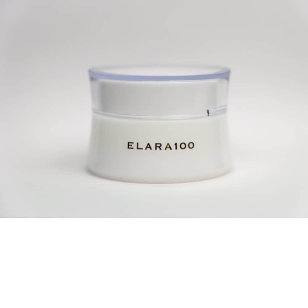 野崎鮎のインスタグラム：「とーってもオススメのオールインワンゲル『ELARA100』 エラスチン配合で肌にスーッと溶け込んで 少量でも伸びてたっぷり保湿してくれてお肌モチモチプルップル♡ オールインワンゲルだから 忙しい朝、寝る前にサーっと塗れてとってもありがたい‪☺️‪🫶🏻  ママになって自分の時間作るの難しくても オールインワンゲルだから数秒で完了！！  化粧水、美容液、乳液、クリームが1つに♡  ヒアルロン酸Na、つばき葉エキス、ダマスクバラ花油、 ダイズ種子エキス配合🥰  美容部員だった私だけど お顔に色々塗ったくるのが苦手で尚且つ敏感肌なので これ一つで高保湿してもらえるのが嬉しい♡  英会話で有名なECCさんから発売されてるの😊 働く女性のために作ったんだって❣️ もちろん男性にもオススメ✨  うちの旦那ちゃんも使ってます😊  優しさいっぱい詰まってるね♡  無理せずできることでケアできると心弾むよね‪🫶🏻  気になる人はご連絡くださいませ😍  #elara100 #eccウェルネス #ecc #オールインワンゲル #高保湿 #エラスチン配合オールインワンジェル #英会話」