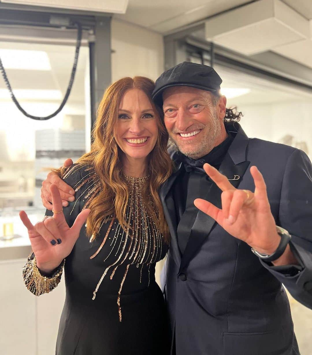 ジュリア・ロバーツ（ファンアカウント）のインスタグラム：「Troy Kotsur &  Julia Roberts ❤️ @juliaroberts @troykotsur #juliaroberts  #troykotsur #criticschoiceawards」