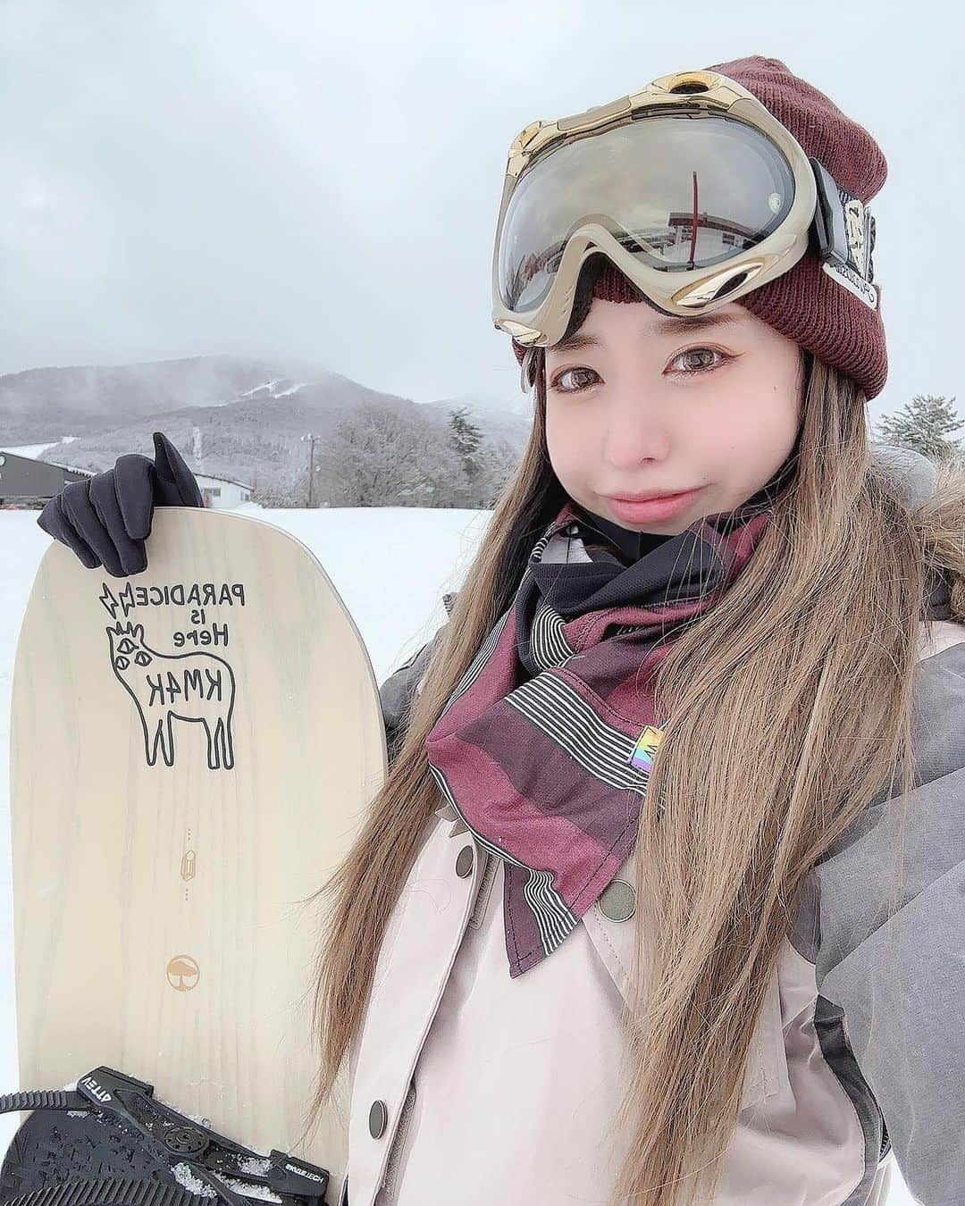 REINAのインスタグラム：「1月もあっという間に終わりー！ 前まで冬大嫌いだったけど、 ボード楽しいし温泉気持ちいいし 冬の楽しみもいいね☃️💙 . . . . #スノーボード #スノーボード女子 #スノボ #スノボ女子  #スノーボードウェア #burton #arbor #km4k #雪 #雪遊び #ゲレンデ」