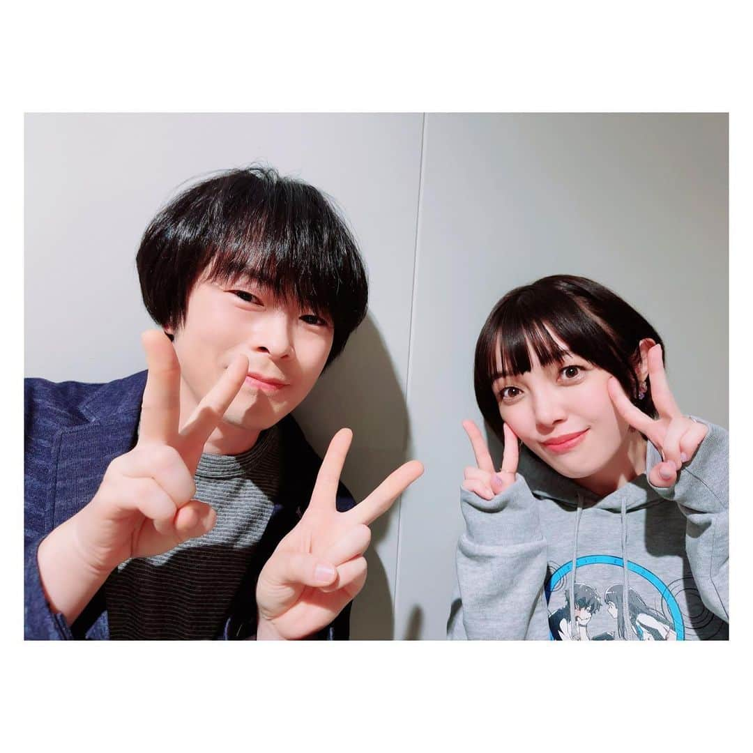 佐藤聡美さんのインスタグラム写真 - (佐藤聡美Instagram)「* * * TVアニメ「#氷菓」 10周年記念フィルムコンサート ～神山高校の小さな音楽会～  ご来場・ご視聴くださった皆様 ありがとうございました🌸🌸🌸  * *  10年という時を経て また千反田えるちゃんに会えたこと 皆様の前で彼女を演じられたこと 「古典部の屈託」の復活 どれも全て奇跡みたいな出来事で ずっと気持ちがふわふわしていました。  長い間「氷菓」を愛してくださる皆様のお陰です。  本当にありがとうございました。  * *  「10年」というものに、漠然とした不安を感じていましたが 集まってくださった当時のスタッフさんたち 阪口さん、ChouChoさん、田中公平先生 見に来てくださったたタスクオーナー先生 オーケストラの皆さんが奏でる音楽 そしてファンの皆様のお陰で 自分でも不思議なほど、きゅーっと当時の気持ちが蘇ってきて 自然とえるちゃんになれました。  皆様の力は偉大ですね！  * *  そうそう！実は、今回、なななんと！ ChouChoさん楽屋が一緒だったのですが 何を隠そう、ChouChoさんのデビュー前から ずっとずっとファンだったので オタクを隠しきれずずっとソワソワしていました。笑  そんな私に、優しく声をかけてくださり たくさんお喋りしてくださった女神ChouChoさん😭✨✨ 一緒に撮った写真は宝物です✨  初めて生で「優しさの理由」を聴くことが出来て 舞台袖でずっと涙目なわたし。。。  素敵な歌声に、思わず会場から手拍子が生まれて その光景に感動してじ〜〜んとしていました。  最高すぎた。。。  * *  衣装のお話はブログの方で あれやこれやお話ししているので 宜しければ、そちらもご覧ください(*^^*)  * *  「わたし、気になります！」  も 久しぶりに沢山言いました。笑  あの、なんか突然なんですけど  私は千反田えるという女の子が 大好きで大好きで大切でたまらんのです。  ふとした折に思い出しては 彼女に想いを馳せることもしばしば。  ずっと笑っていてほしいし 芽生える無数の探究心を大切に のびのび生きていてほしい。  そんな風に考えてしまうくらい大好きで それと同じくらい「氷菓」という作品も大好きなのです。  氷菓は、大好きな最高のスタッフさんたちと一緒に 大切に作り上げた作品です。  イベントの日に感じた皆様の氷菓への想いは きっと絶対作品制作に関わった全ての方に届いているはずだと 私は思います。  名作は色褪せない。  私が言わなくっても きっと、この先もずーーーっと氷菓は 沢山の方に愛されて続ける作品になるんだろうな(*^^*)  * *  いつか、また同窓会みたいに 皆様と集まれる日がきたらいいですね。  それまでどうかお元気で🌸  * * * #氷菓10周年  #氷菓音楽会 #阪口大助 さん #choucho さん #田中公平 先生 #オーケストラ #フィルムコンサート  #千反田える #佐藤聡美 #🌸」1月31日 10時15分 - sugar_me58