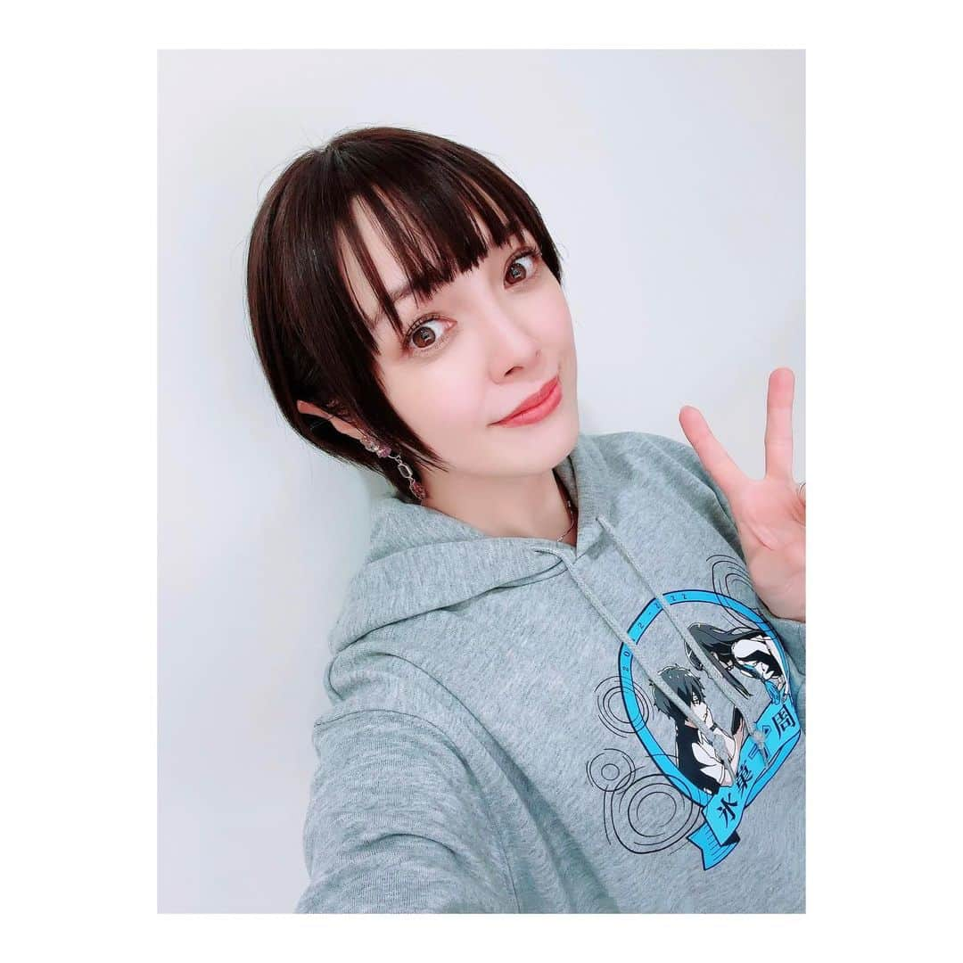 佐藤聡美さんのインスタグラム写真 - (佐藤聡美Instagram)「* * * TVアニメ「#氷菓」 10周年記念フィルムコンサート ～神山高校の小さな音楽会～  ご来場・ご視聴くださった皆様 ありがとうございました🌸🌸🌸  * *  10年という時を経て また千反田えるちゃんに会えたこと 皆様の前で彼女を演じられたこと 「古典部の屈託」の復活 どれも全て奇跡みたいな出来事で ずっと気持ちがふわふわしていました。  長い間「氷菓」を愛してくださる皆様のお陰です。  本当にありがとうございました。  * *  「10年」というものに、漠然とした不安を感じていましたが 集まってくださった当時のスタッフさんたち 阪口さん、ChouChoさん、田中公平先生 見に来てくださったたタスクオーナー先生 オーケストラの皆さんが奏でる音楽 そしてファンの皆様のお陰で 自分でも不思議なほど、きゅーっと当時の気持ちが蘇ってきて 自然とえるちゃんになれました。  皆様の力は偉大ですね！  * *  そうそう！実は、今回、なななんと！ ChouChoさん楽屋が一緒だったのですが 何を隠そう、ChouChoさんのデビュー前から ずっとずっとファンだったので オタクを隠しきれずずっとソワソワしていました。笑  そんな私に、優しく声をかけてくださり たくさんお喋りしてくださった女神ChouChoさん😭✨✨ 一緒に撮った写真は宝物です✨  初めて生で「優しさの理由」を聴くことが出来て 舞台袖でずっと涙目なわたし。。。  素敵な歌声に、思わず会場から手拍子が生まれて その光景に感動してじ〜〜んとしていました。  最高すぎた。。。  * *  衣装のお話はブログの方で あれやこれやお話ししているので 宜しければ、そちらもご覧ください(*^^*)  * *  「わたし、気になります！」  も 久しぶりに沢山言いました。笑  あの、なんか突然なんですけど  私は千反田えるという女の子が 大好きで大好きで大切でたまらんのです。  ふとした折に思い出しては 彼女に想いを馳せることもしばしば。  ずっと笑っていてほしいし 芽生える無数の探究心を大切に のびのび生きていてほしい。  そんな風に考えてしまうくらい大好きで それと同じくらい「氷菓」という作品も大好きなのです。  氷菓は、大好きな最高のスタッフさんたちと一緒に 大切に作り上げた作品です。  イベントの日に感じた皆様の氷菓への想いは きっと絶対作品制作に関わった全ての方に届いているはずだと 私は思います。  名作は色褪せない。  私が言わなくっても きっと、この先もずーーーっと氷菓は 沢山の方に愛されて続ける作品になるんだろうな(*^^*)  * *  いつか、また同窓会みたいに 皆様と集まれる日がきたらいいですね。  それまでどうかお元気で🌸  * * * #氷菓10周年  #氷菓音楽会 #阪口大助 さん #choucho さん #田中公平 先生 #オーケストラ #フィルムコンサート  #千反田える #佐藤聡美 #🌸」1月31日 10時15分 - sugar_me58