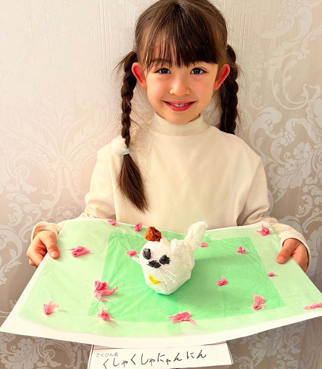 のインスタグラム：「🐈‍⬛  図工でネコちゃんの作品を作ったみたいです〜  赤ちゃんの時からねこが好きですが、 アレルギーで目が痒くなるし、くしゃみも出ちゃいます🥲  それでも大好き🌷  #ねこが好き #ネコ #ねこ派 #ねこちゃん　#ネコアレルギー #ネコアレルギーだけど好き」