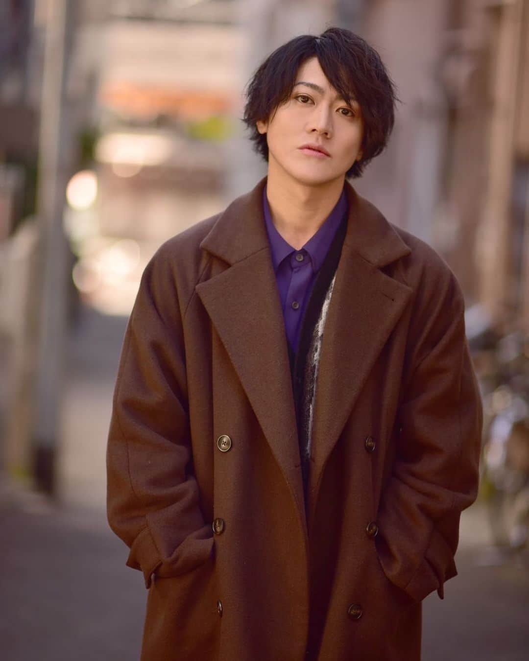 服部武雄のインスタグラム：「2023年に入りもう1ヶ月が 過ぎようとしています。早いっ！！ この1ヶ月でなんかやったか！？ 色々と動くための準備はしているが なにか進展したのか！？ まだまだだ。 全ては自分次第。 今年引いたおみくじがさ 「仕事は自ら創るべきで 与えられるものでは無い」 って書いてあったの。 今年の私はそう言われている！ どゅふっ！ささる！ 毎月の目標を立てよう！  久々に写真撮ってもらったよ📸 いかがかしら？  #ポートレート #カメラ  #camera #被写体  #舞台俳優 #役者 #服部武雄 #model #actor  #フォローバック  #followme」