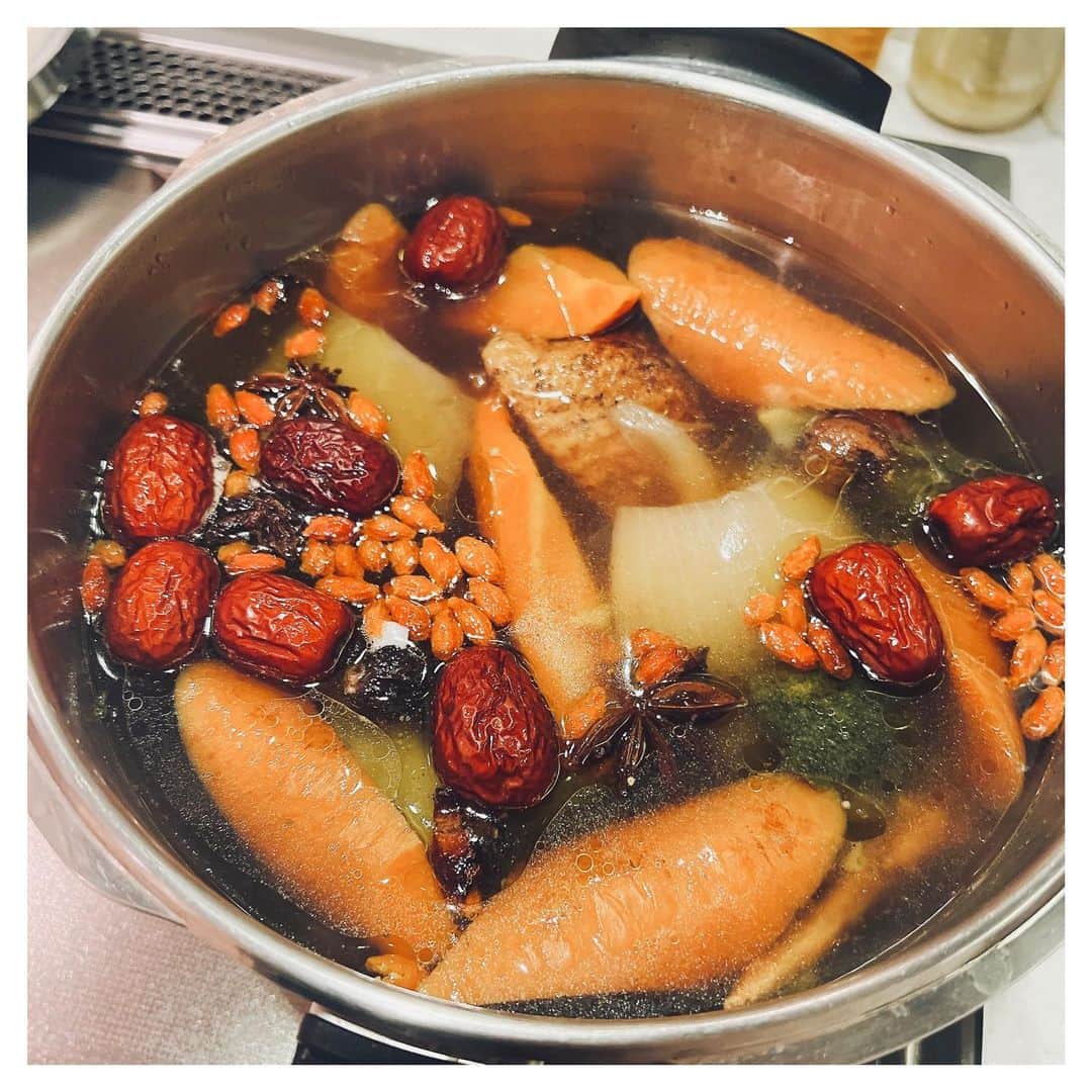 鈴木紗理奈のインスタグラム：「冷蔵庫に余った野菜肉を全部入れて 鍋スープにプラスして生姜、なつめ、クコの実、ナツメグ、八角などなど入れて圧力鍋で簡単薬膳スープ  体があったまるデトックススープ 前日食べすぎてリセットしたい人 ついつい食べちゃう人 簡単なので是非どぞ❤️  #紗理奈流dining」