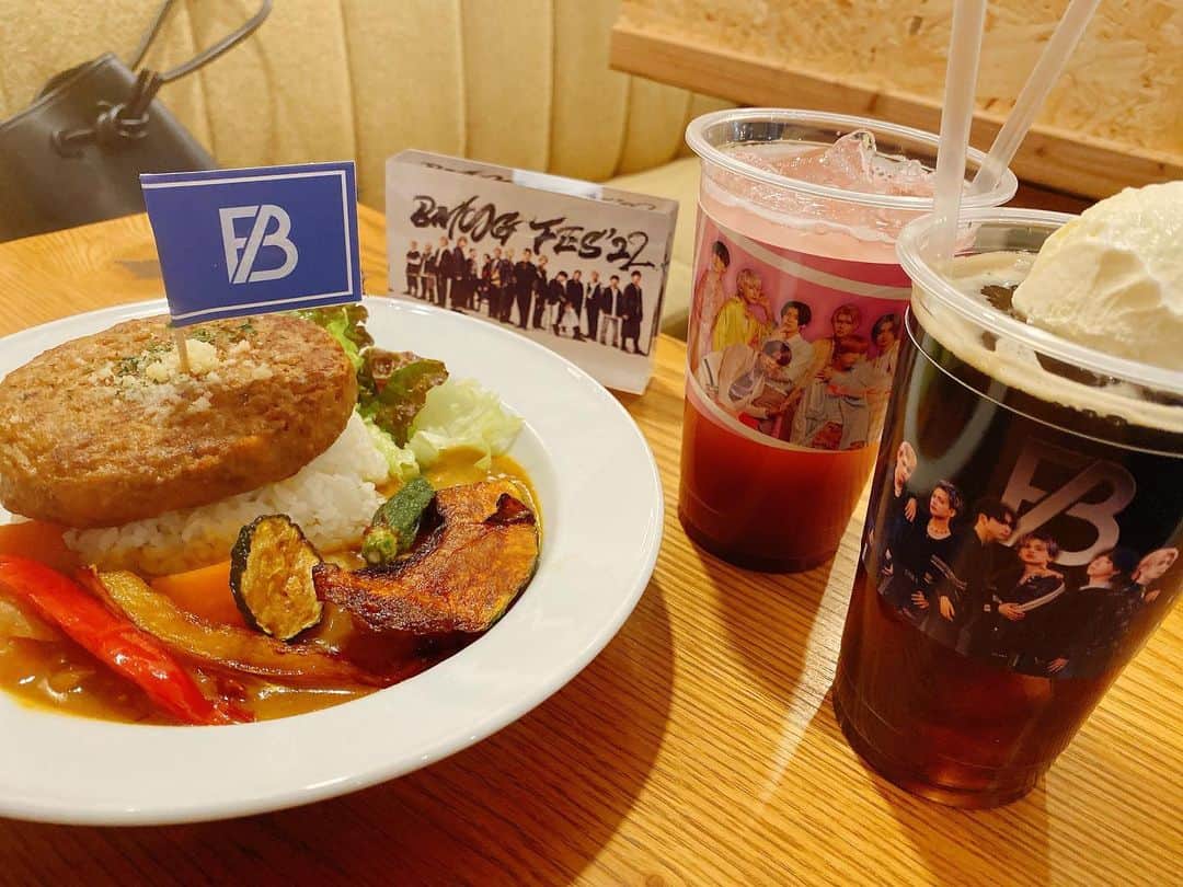 のインスタグラム：「2023.1.30 渋谷タワレコBMSGカフェ 〜渋谷BMSG巡り〜  フェスから4ヶ月ぶりww  初日ツアーバスで渋滞にハマって何も食べられなかったから幸💓  フェス映像が2日間ごちゃごちゃ切り替わるけど、主に自分が参戦した日だと見分けられる😂  推しの目視と記憶にかける思い笑  今日も楽しき普及活動を ありがとう💓 @nora.miaou ちゃん。  Jを推して10キロ痩せたアカウントを見て、自分も宮古島に行くまでに痩せないと…色々草。  チケット当たらないけど、会えないけど、痩せる思いが同時に欲しい。笑」
